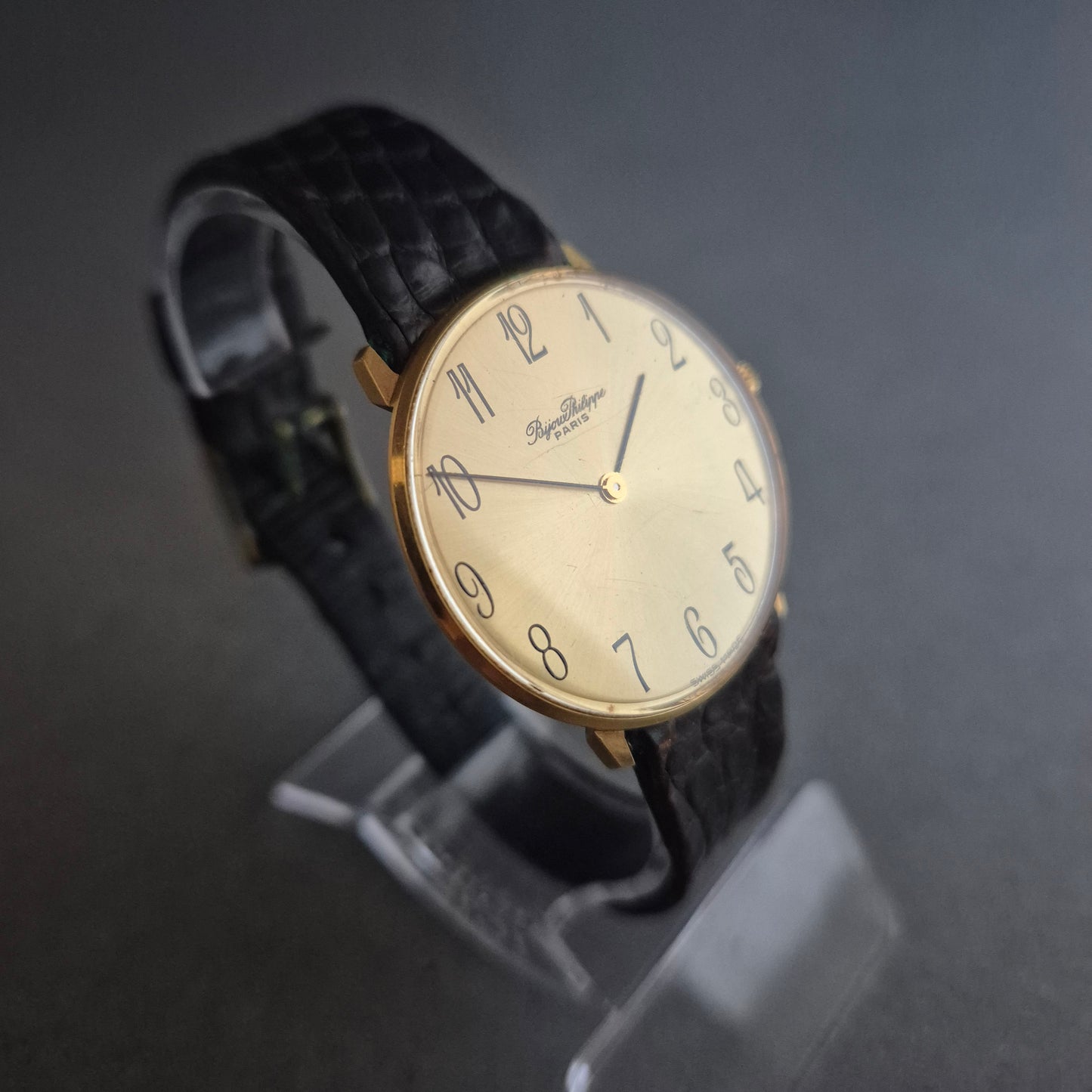 Elegante Bijou Philippe Uhr – Klassisch mit goldfarbenem Flair