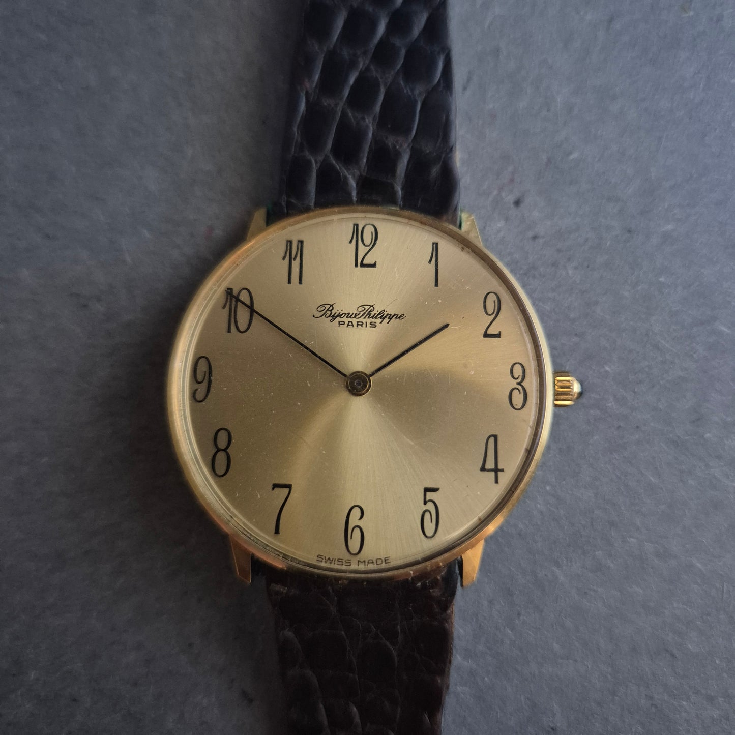 Elegante Bijou Philippe Uhr – Klassisch mit goldfarbenem Flair