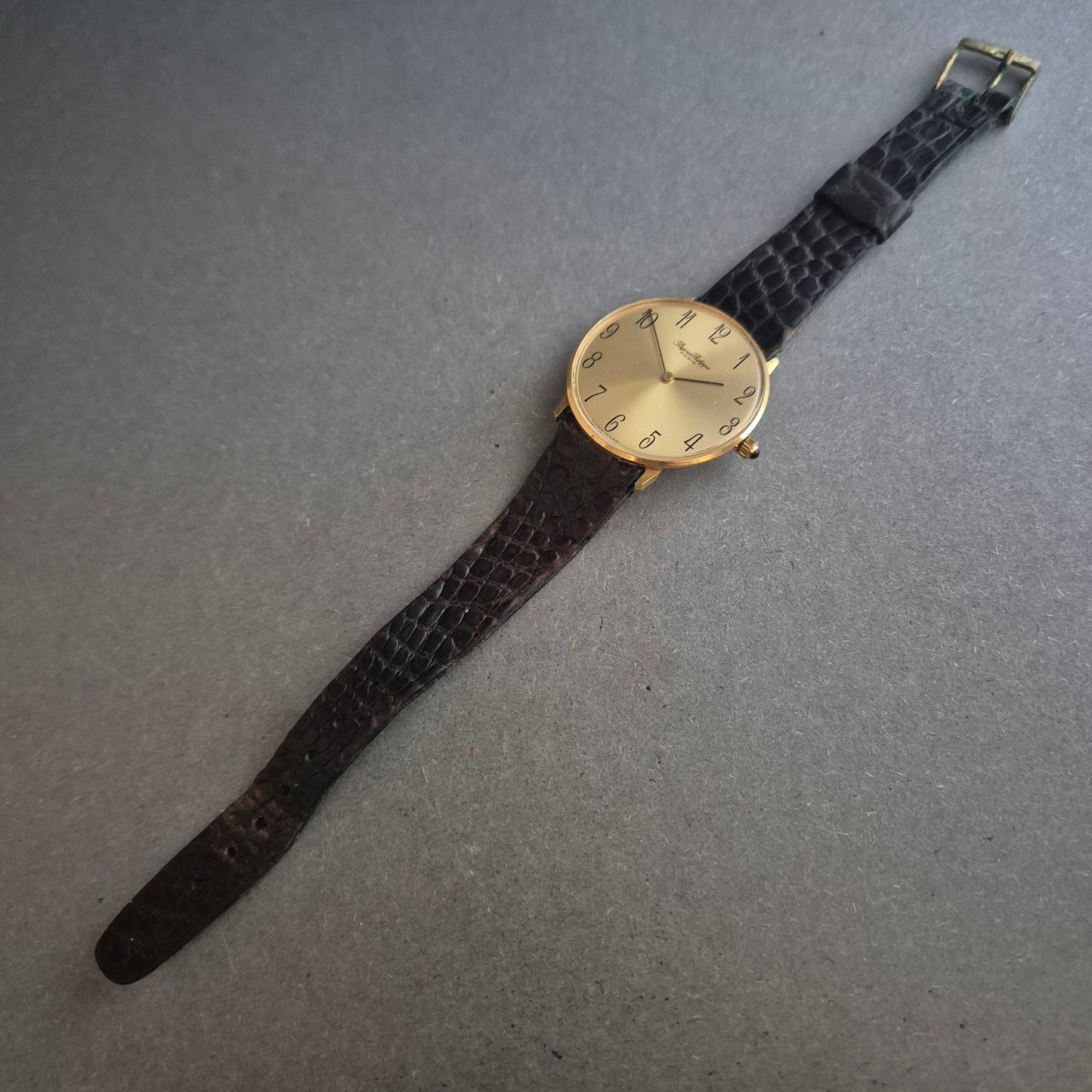 Elegante Bijou Philippe Uhr – Klassisch mit goldfarbenem Flair