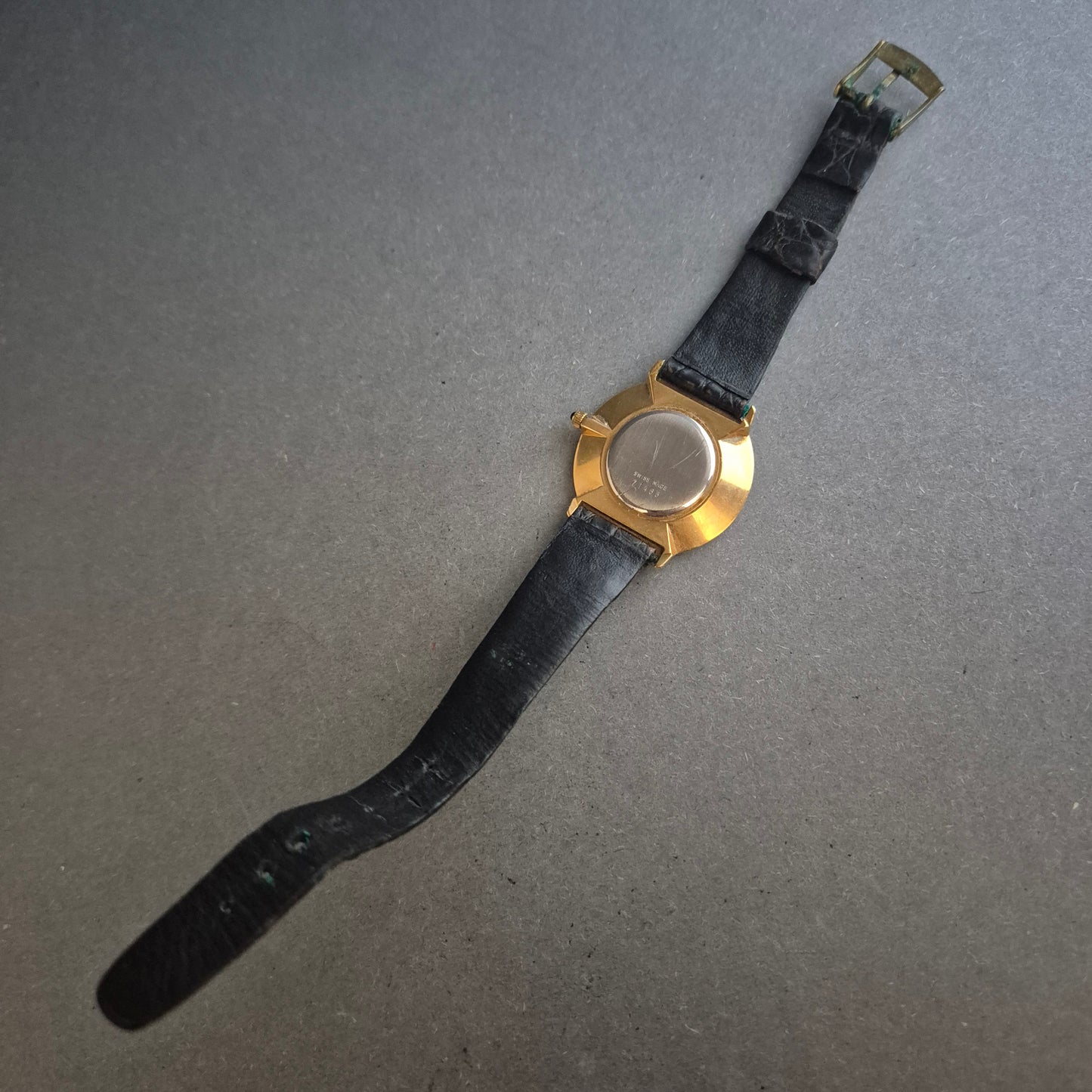 Elegante Bijou Philippe Uhr – Klassisch mit goldfarbenem Flair