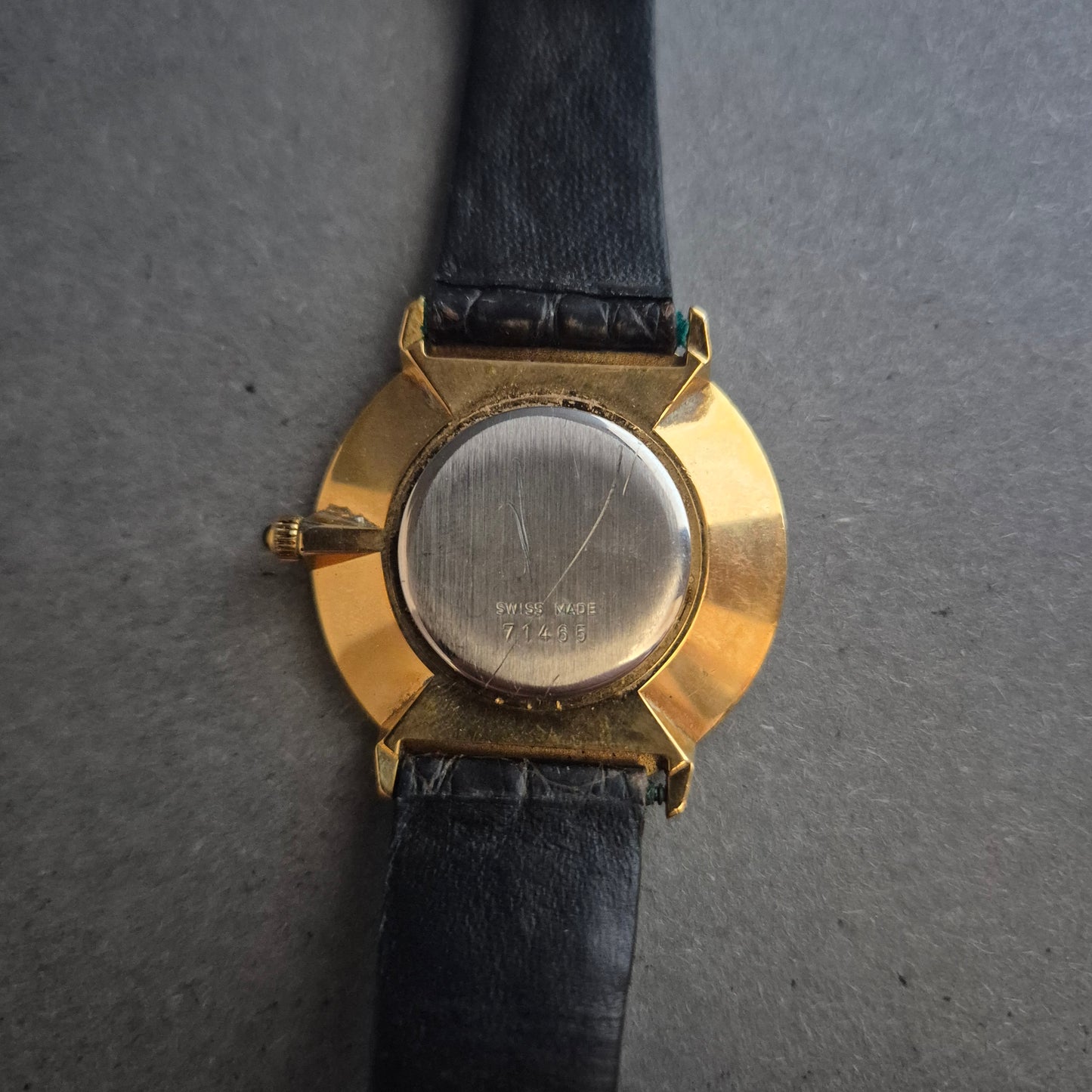 Elegante Bijou Philippe Uhr – Klassisch mit goldfarbenem Flair