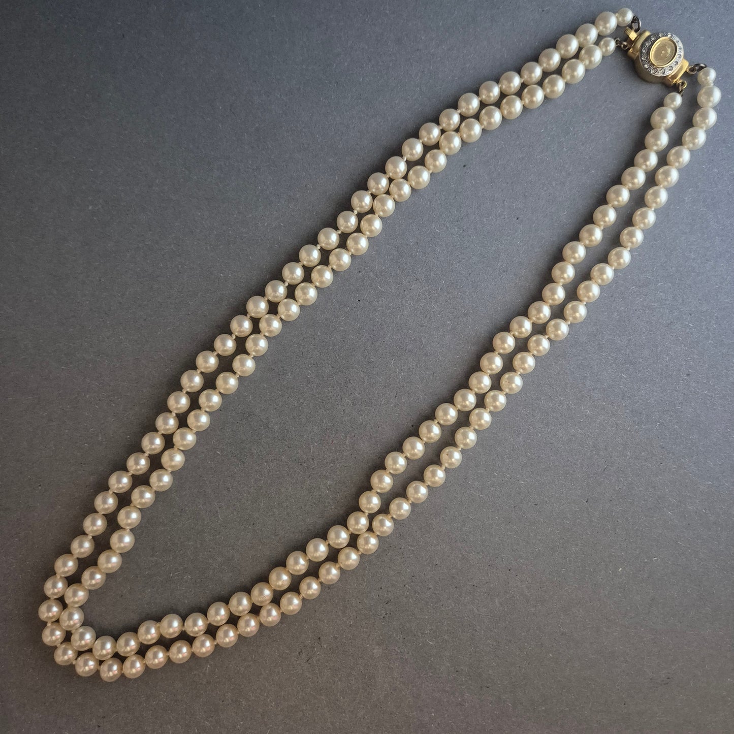 Zweireihige Vintage-Perlenkette mit Strass-Schließe – Eleganter Klassiker