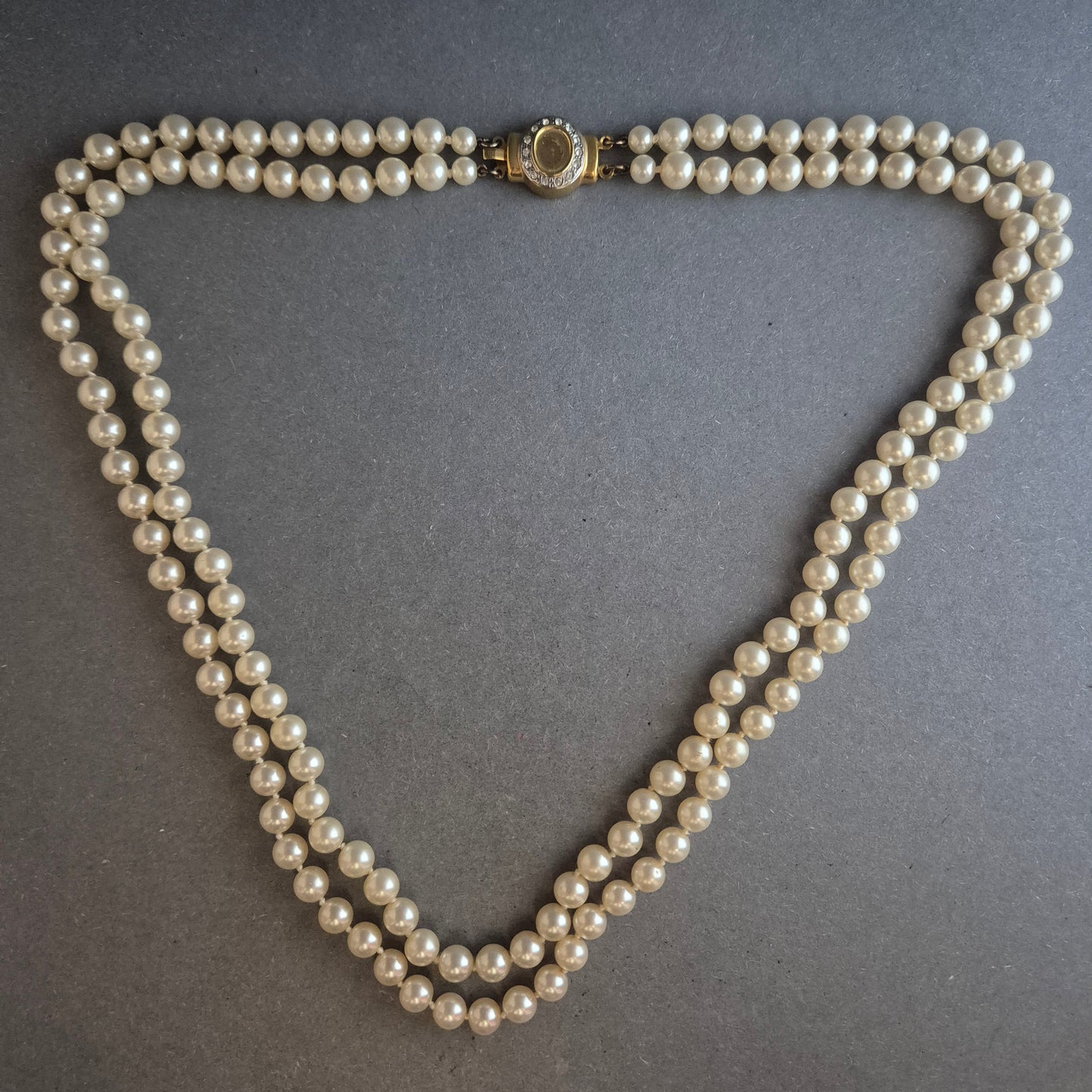 Zweireihige Vintage-Perlenkette mit Strass-Schließe – Eleganter Klassiker