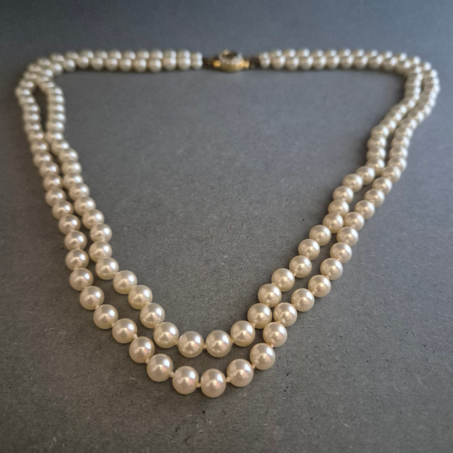 Zweireihige Vintage-Perlenkette mit Strass-Schließe – Eleganter Klassiker