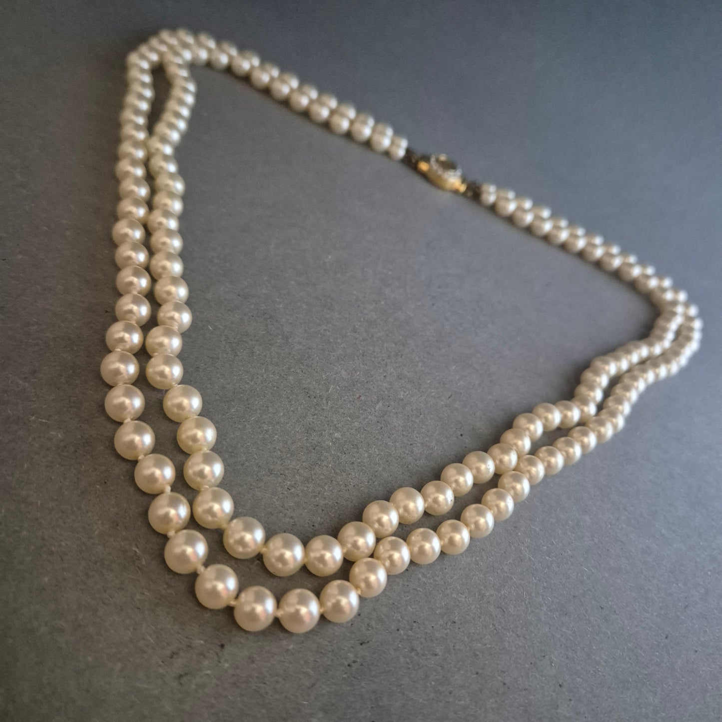 Zweireihige Vintage-Perlenkette mit Strass-Schließe – Eleganter Klassiker