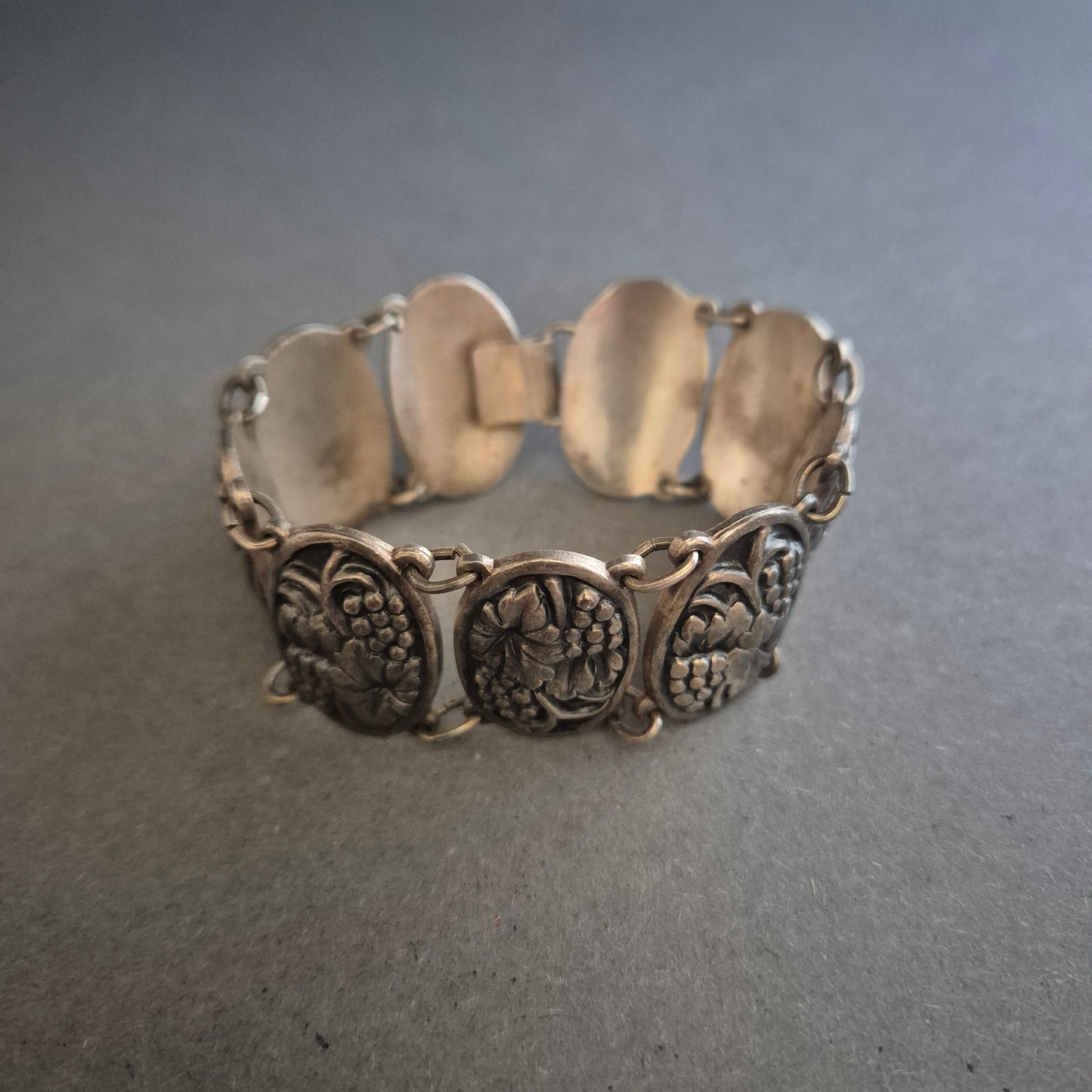 Vintage Armband mit Weinranken-Motiv – Ausgefallener Art-déco-Stil