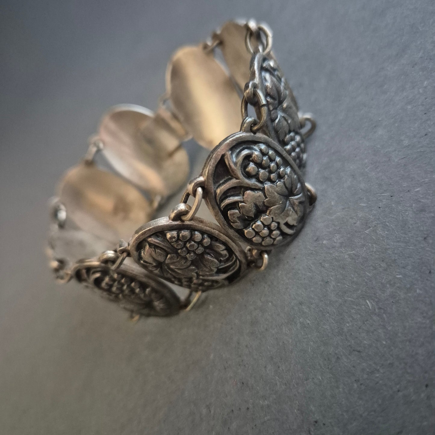 Vintage Armband mit Weinranken-Motiv – Ausgefallener Art-déco-Stil