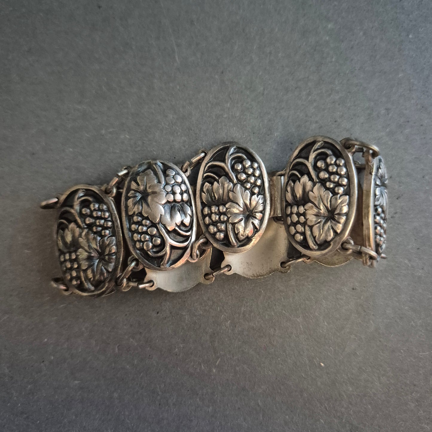 Vintage Armband mit Weinranken-Motiv – Ausgefallener Art-déco-Stil