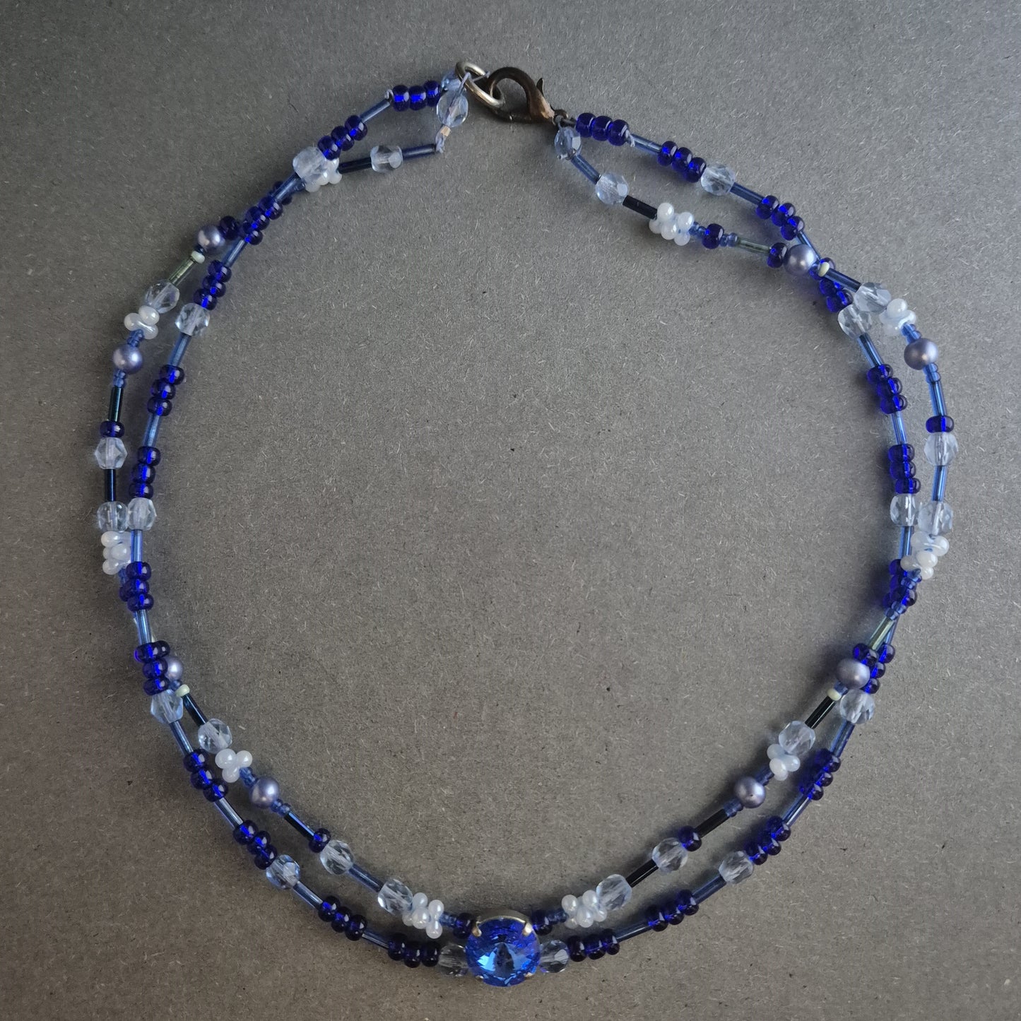 Zweireihige Glasperlenkette in Blau – Handgefertigter Boho-Stil