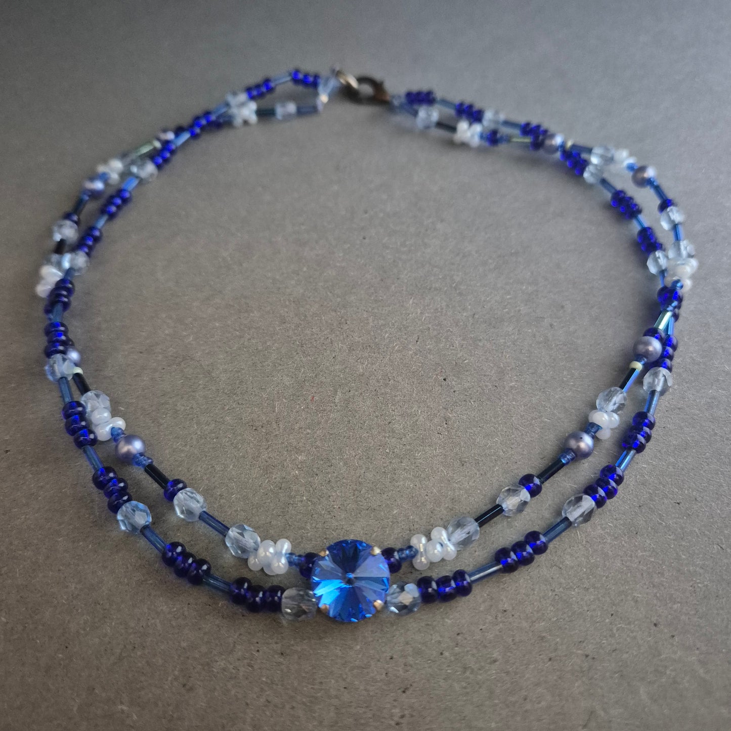 Zweireihige Glasperlenkette in Blau – Handgefertigter Boho-Stil