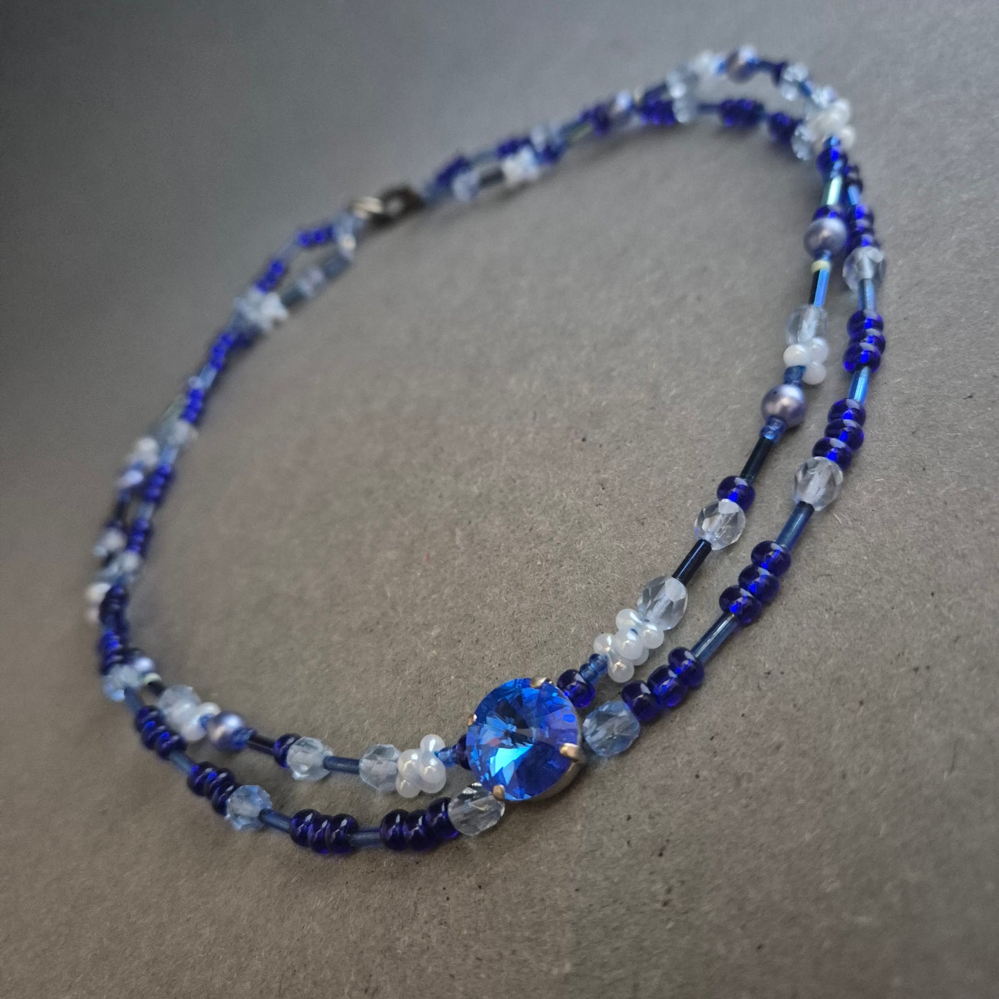 Zweireihige Glasperlenkette in Blau – Handgefertigter Boho-Stil