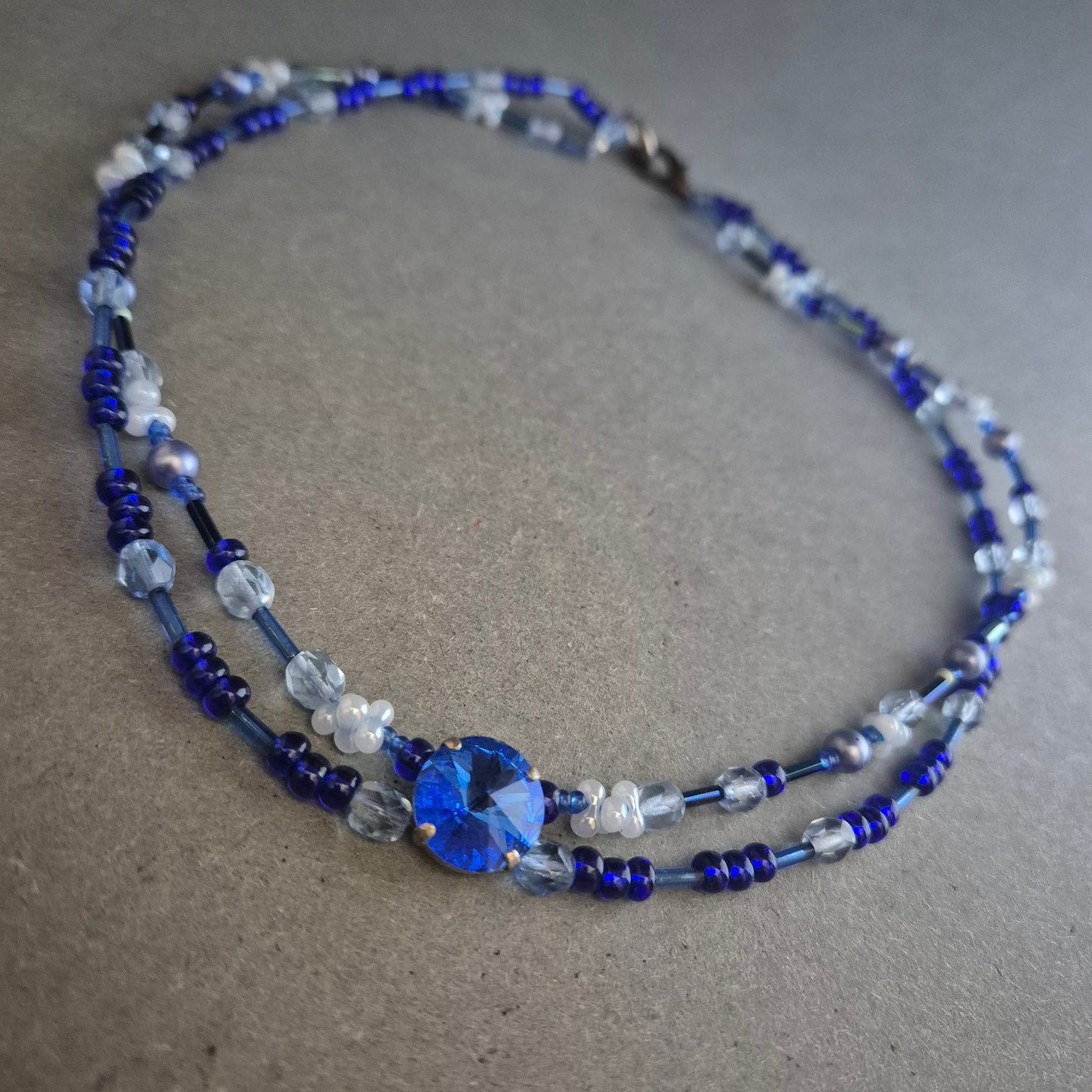 Zweireihige Glasperlenkette in Blau – Handgefertigter Boho-Stil