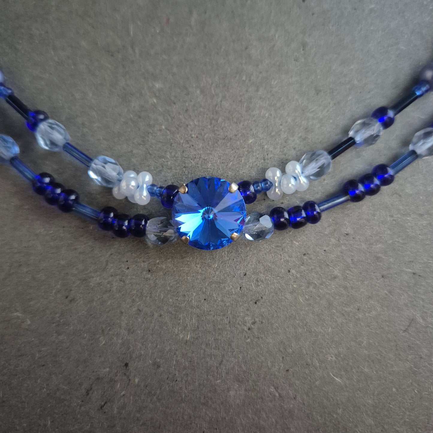 Zweireihige Glasperlenkette in Blau – Handgefertigter Boho-Stil