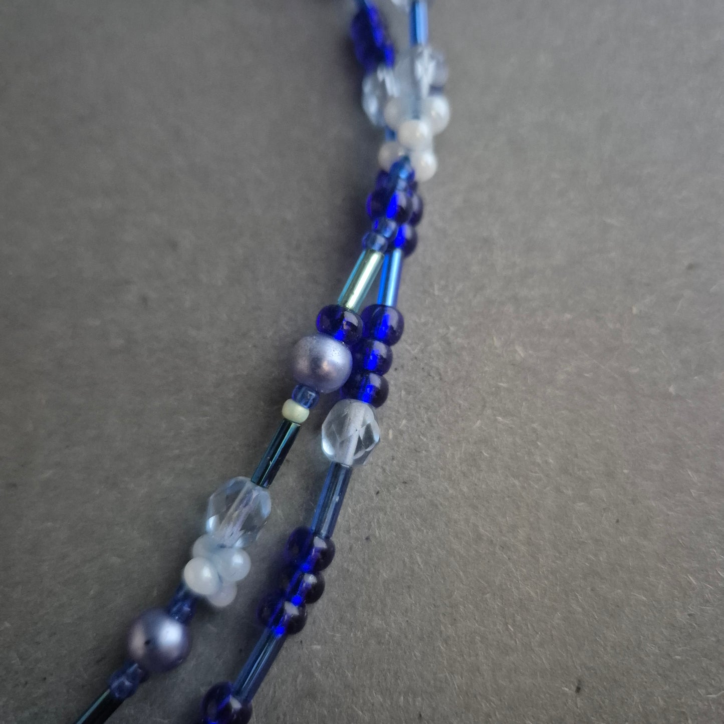 Zweireihige Glasperlenkette in Blau – Handgefertigter Boho-Stil