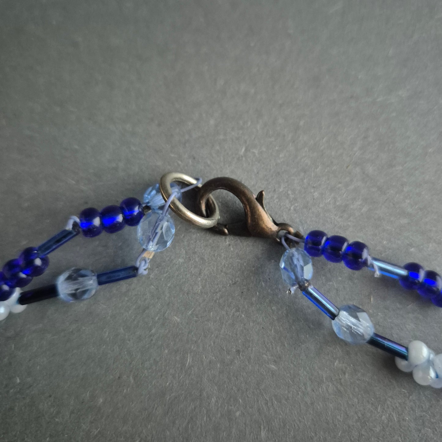 Zweireihige Glasperlenkette in Blau – Handgefertigter Boho-Stil