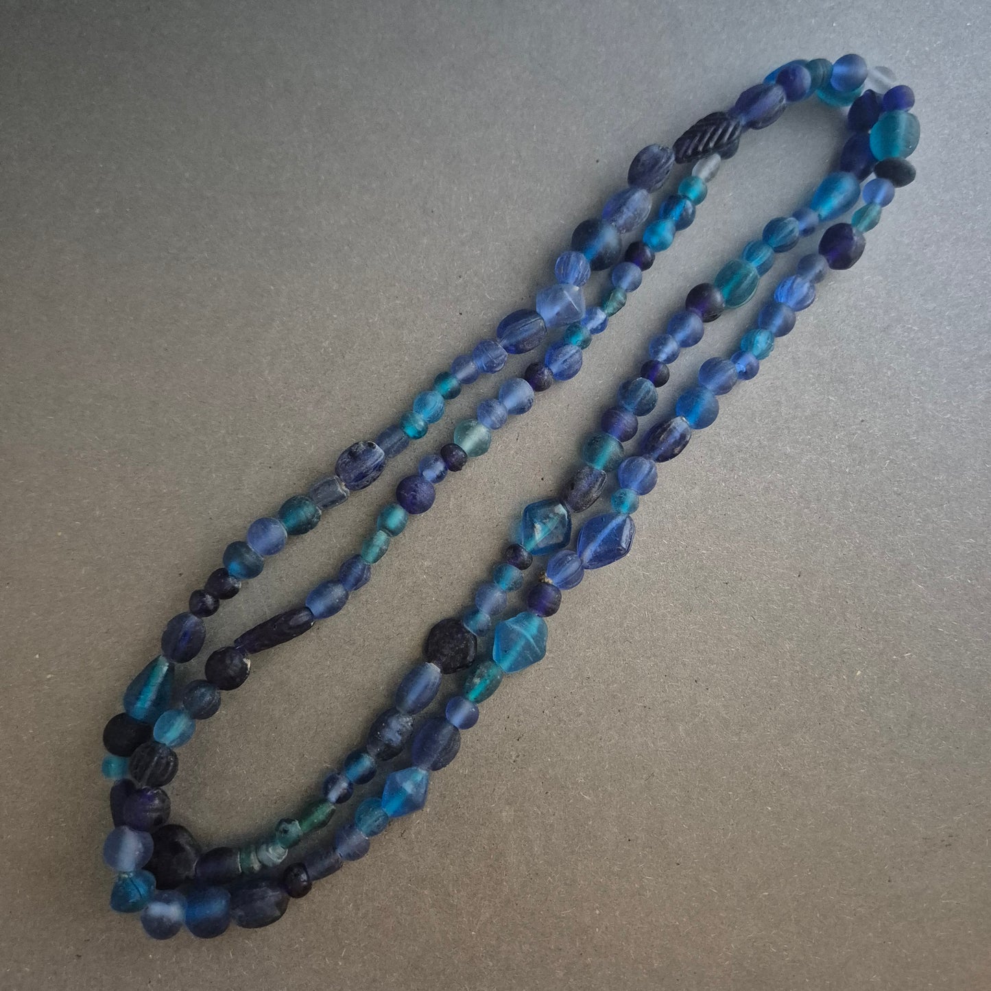 Blau-türkise Glasperlenkette – Handgefertigt im Ethno-Stil