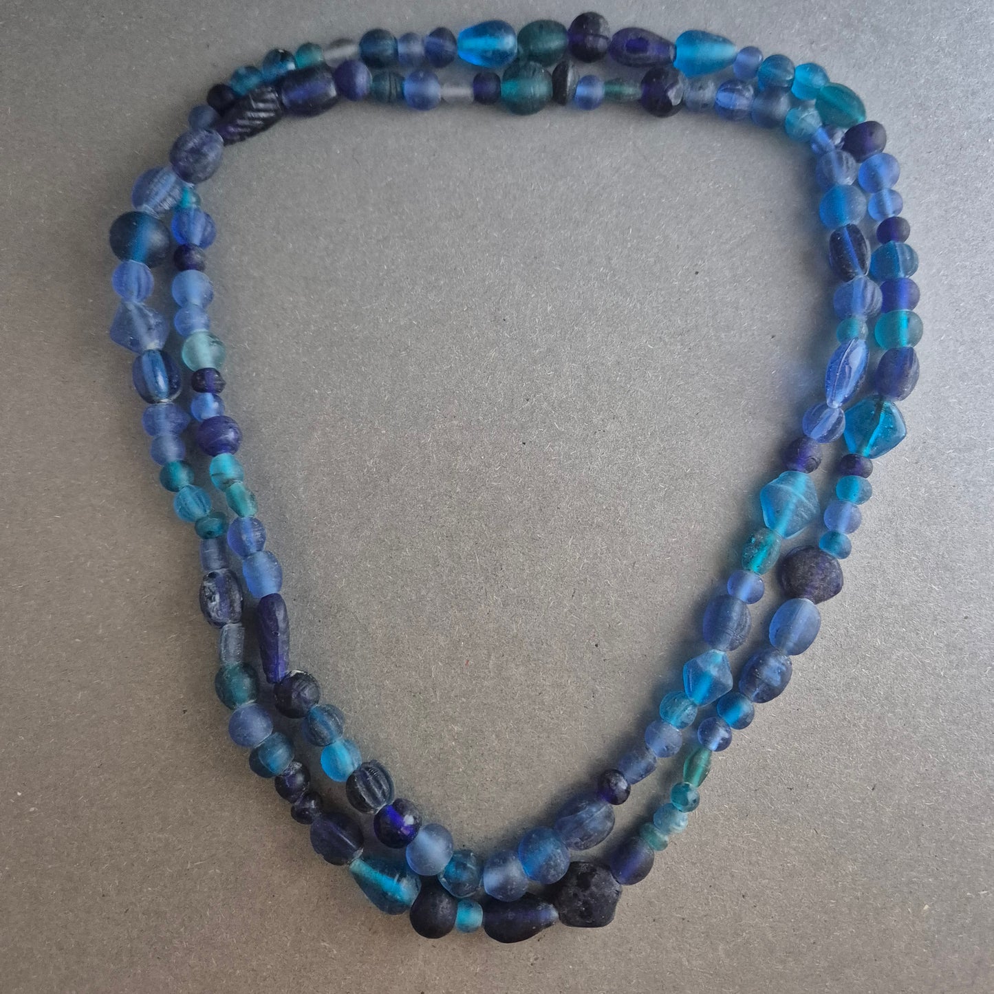 Blau-türkise Glasperlenkette – Handgefertigt im Ethno-Stil