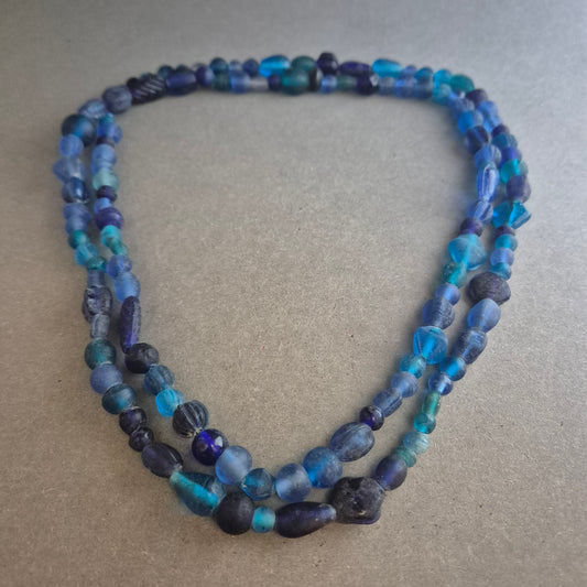 Blau-türkise Glasperlenkette – Handgefertigt im Ethno-Stil