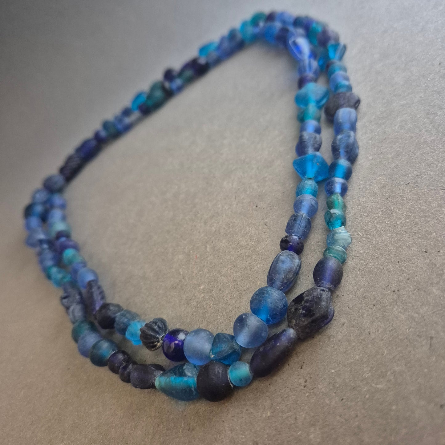 Blau-türkise Glasperlenkette – Handgefertigt im Ethno-Stil