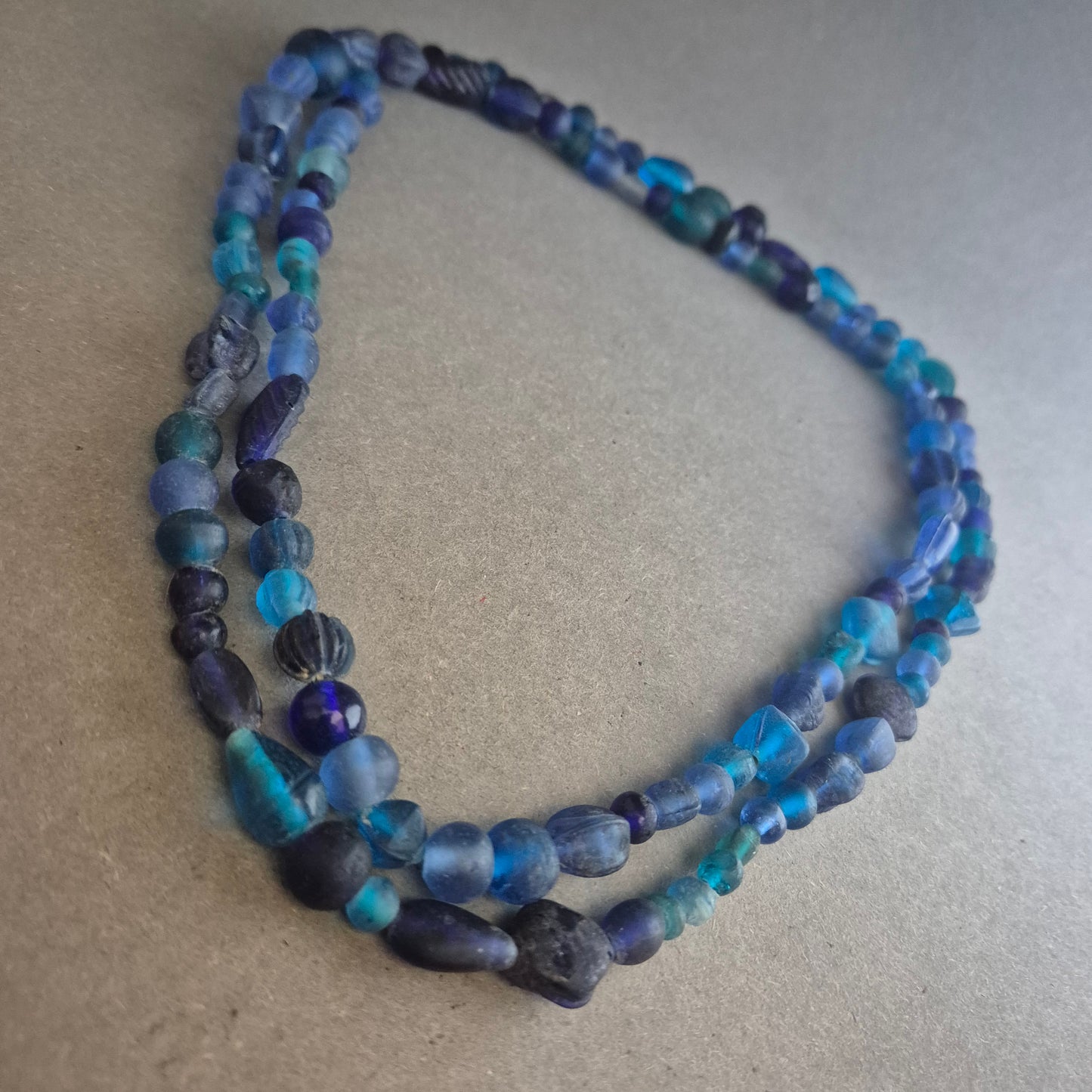 Blau-türkise Glasperlenkette – Handgefertigt im Ethno-Stil