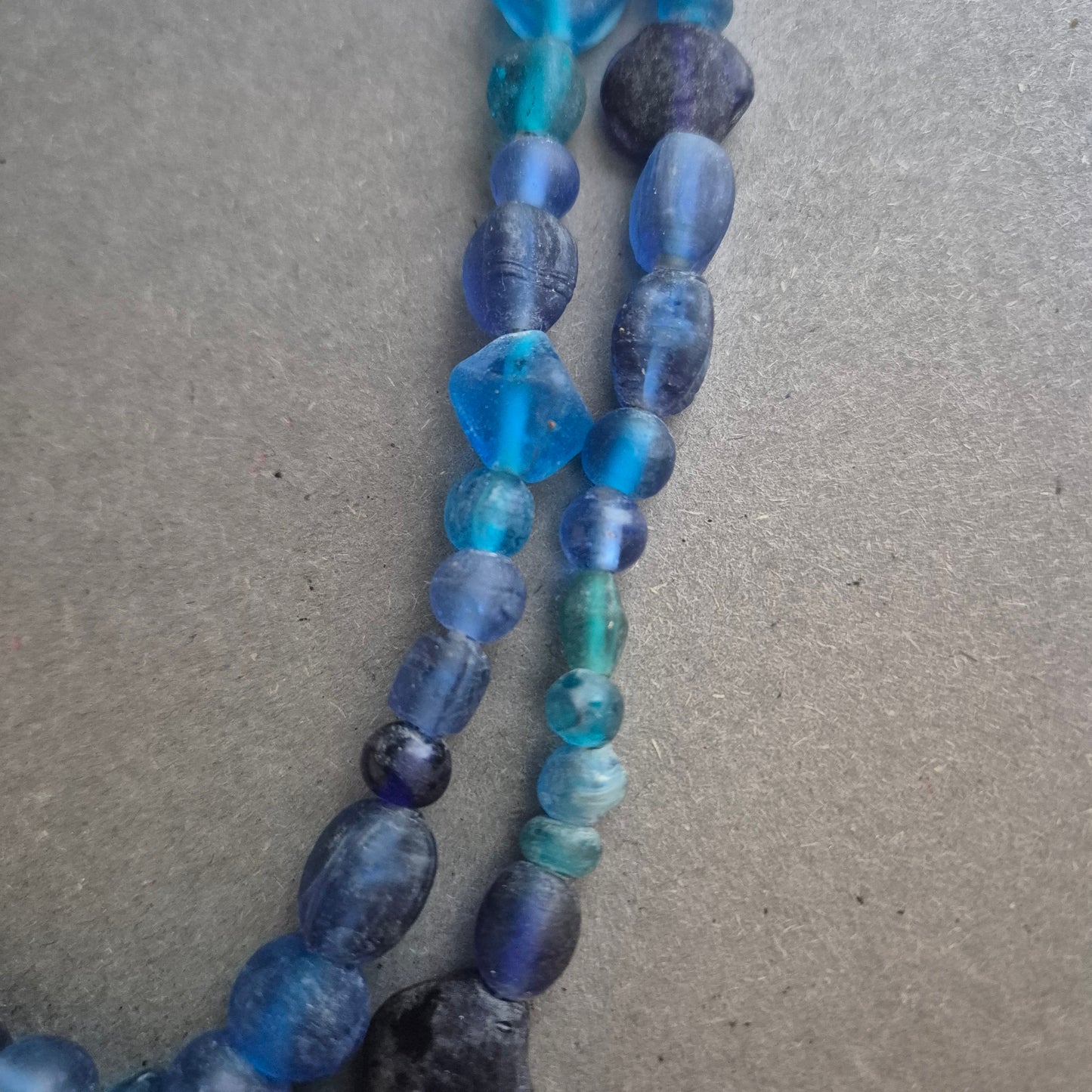 Blau-türkise Glasperlenkette – Handgefertigt im Ethno-Stil