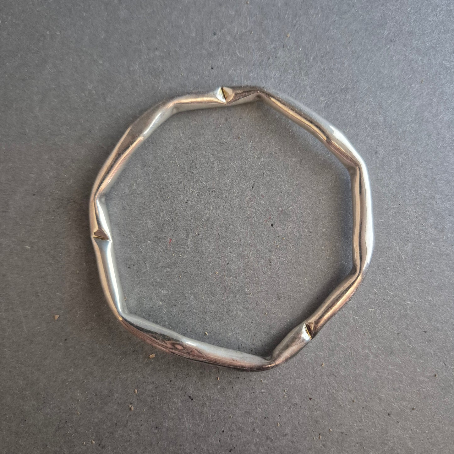 Moderner Silberarmreif – Skulpturaler Look im Organic-Design