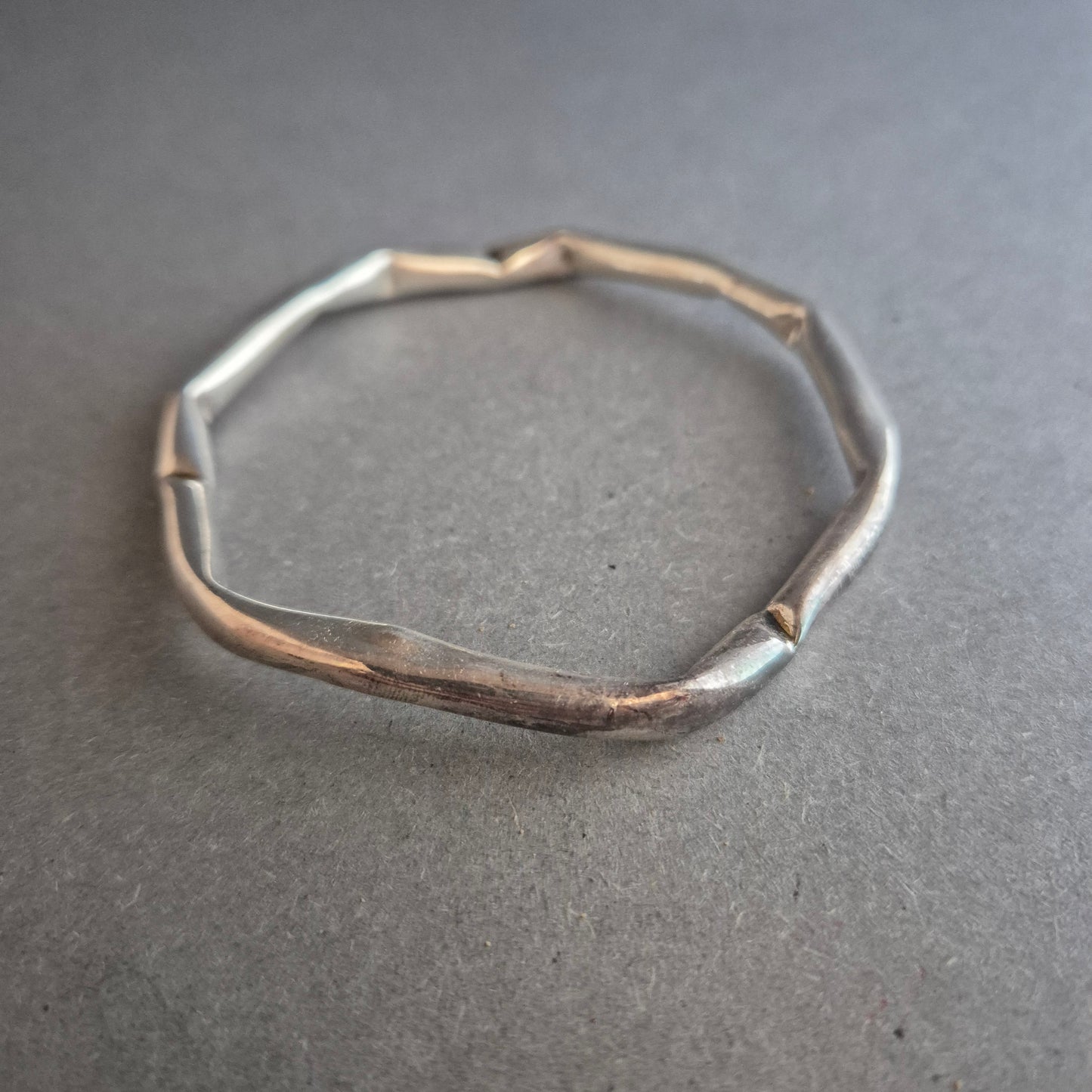 Moderner Silberarmreif – Skulpturaler Look im Organic-Design