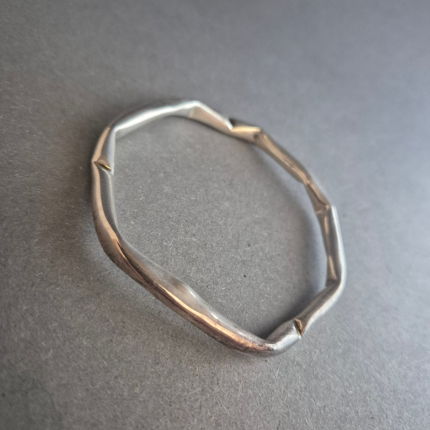 Moderner Silberarmreif – Skulpturaler Look im Organic-Design