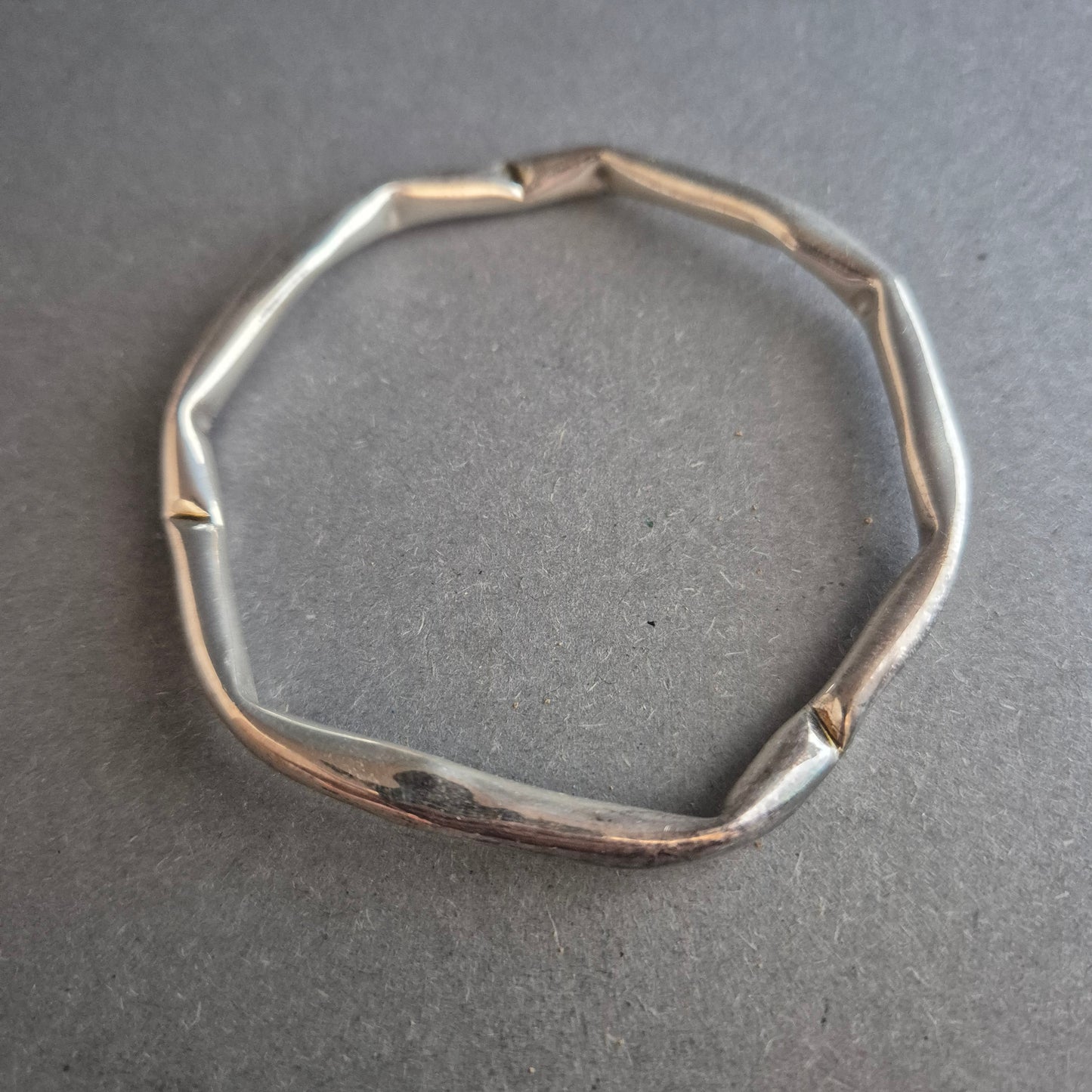 Moderner Silberarmreif – Skulpturaler Look im Organic-Design