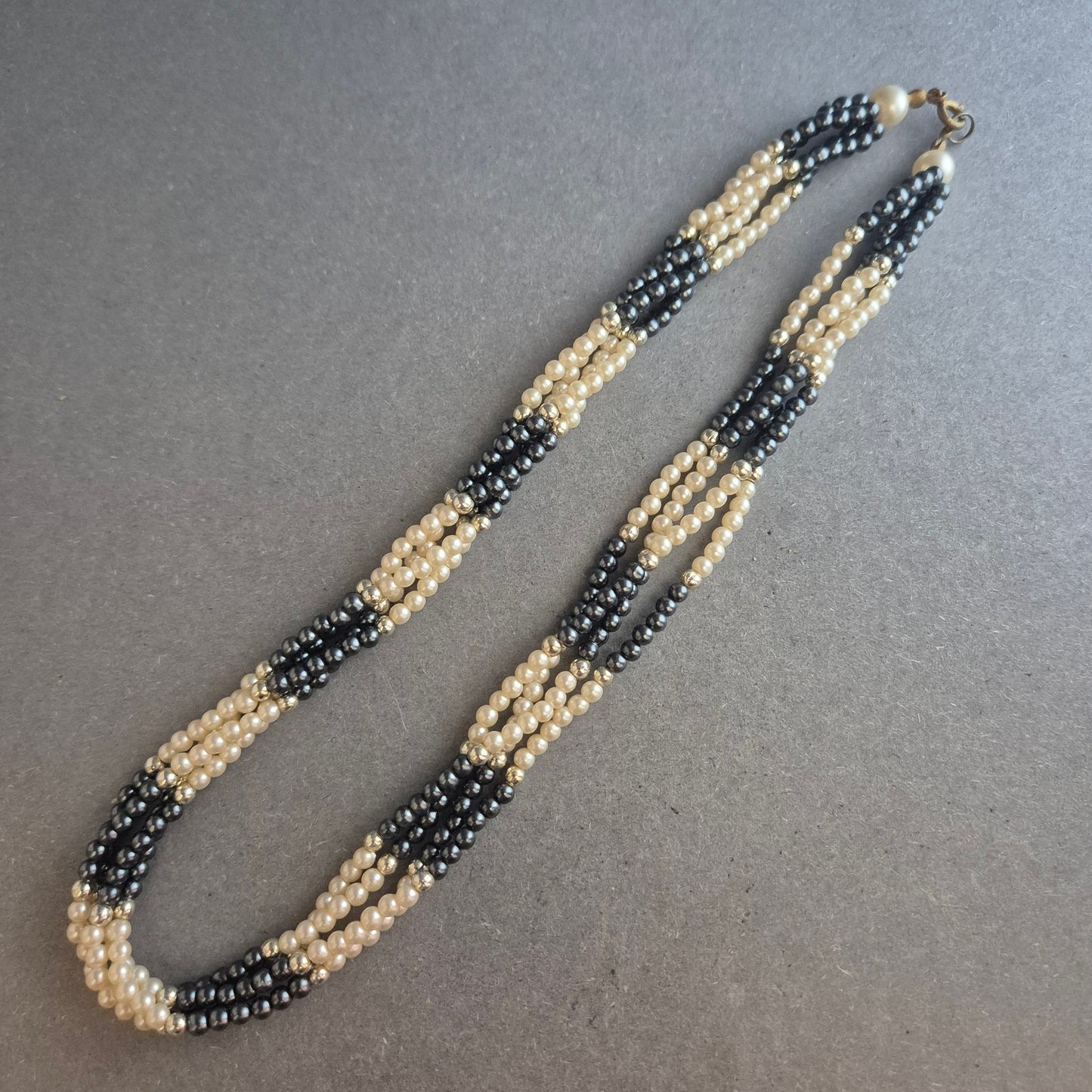 Vintage Perlenkette in Schwarz-Crème – Gedrehte Mehrstrangoptik