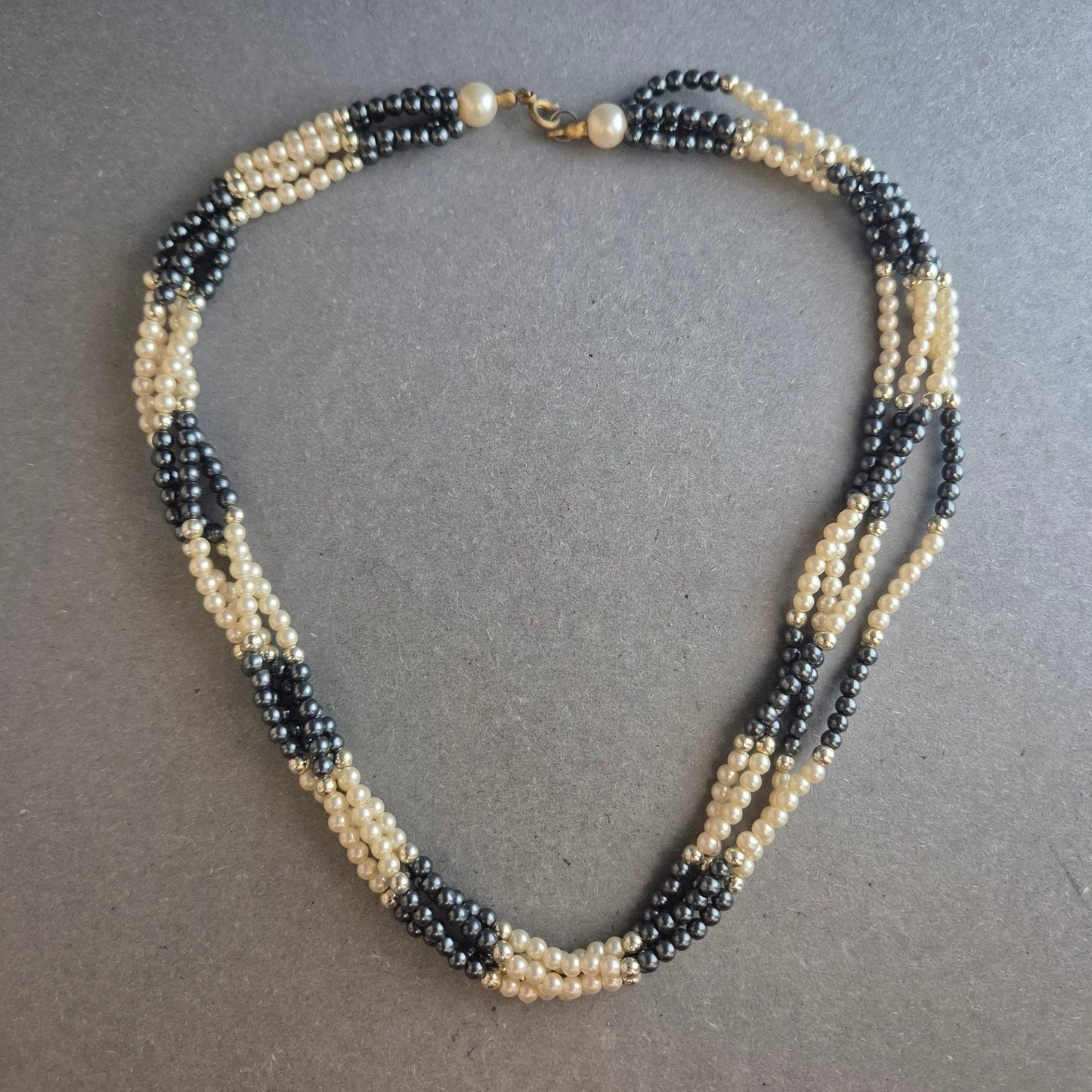 Vintage Perlenkette in Schwarz-Crème – Gedrehte Mehrstrangoptik