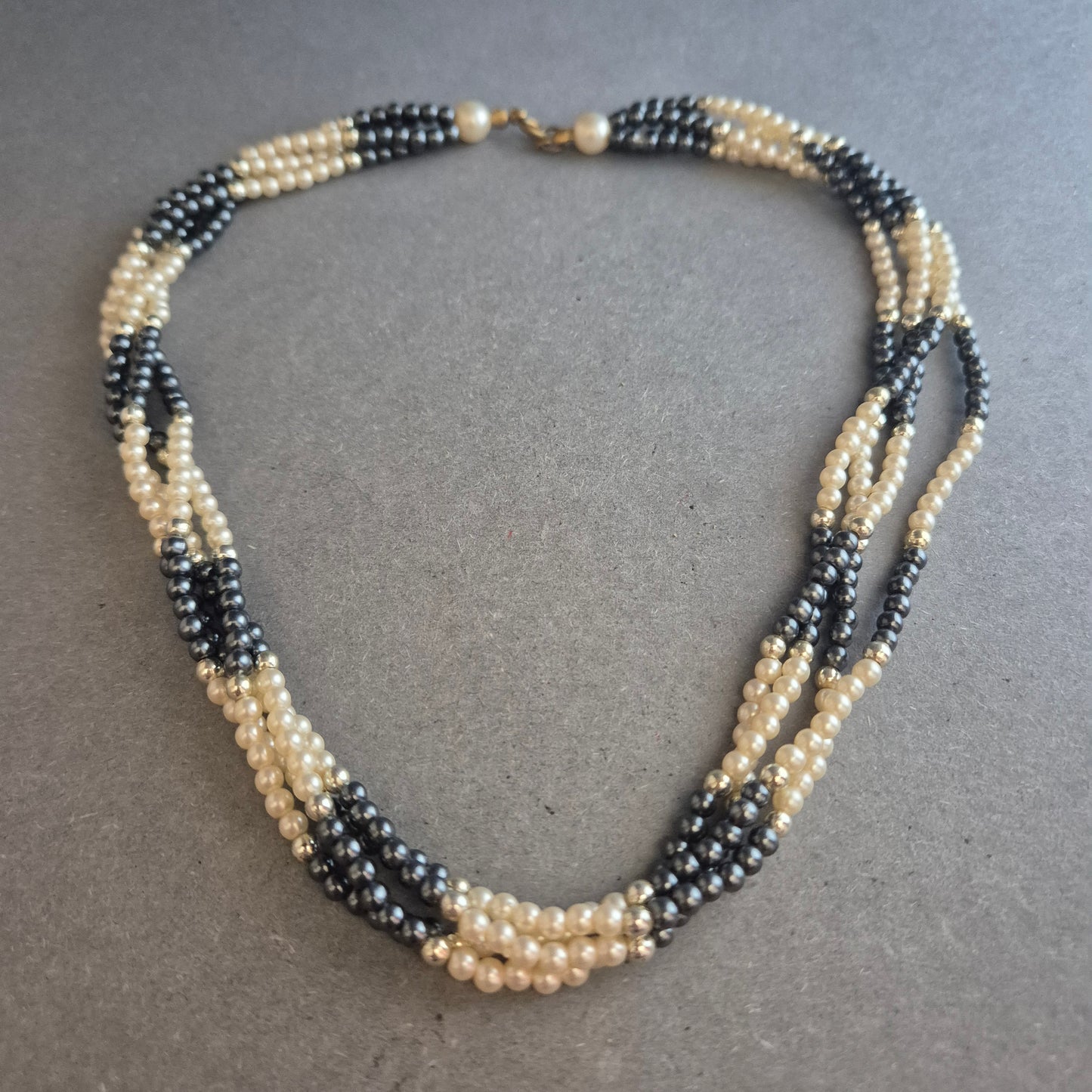 Vintage Perlenkette in Schwarz-Crème – Gedrehte Mehrstrangoptik