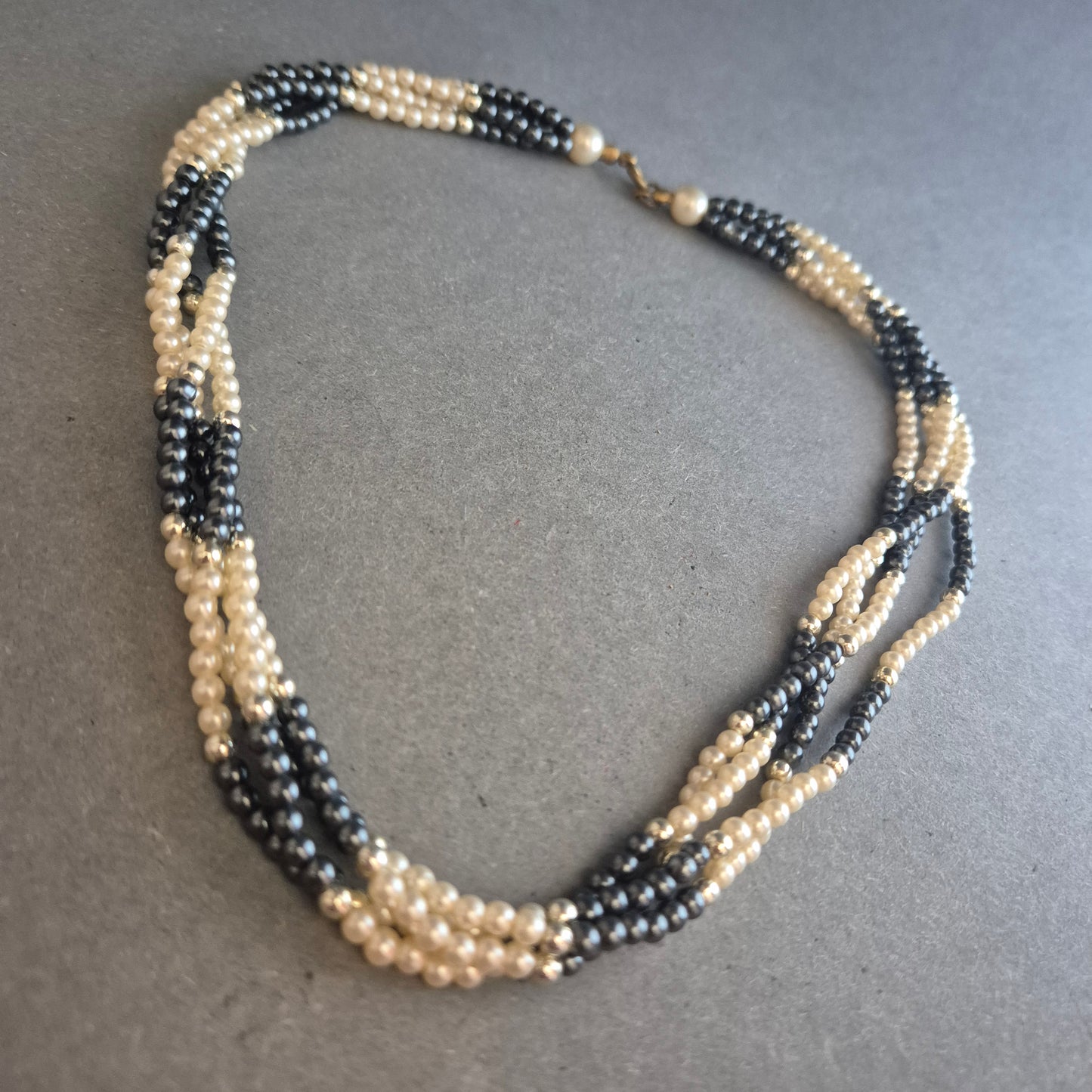 Vintage Perlenkette in Schwarz-Crème – Gedrehte Mehrstrangoptik