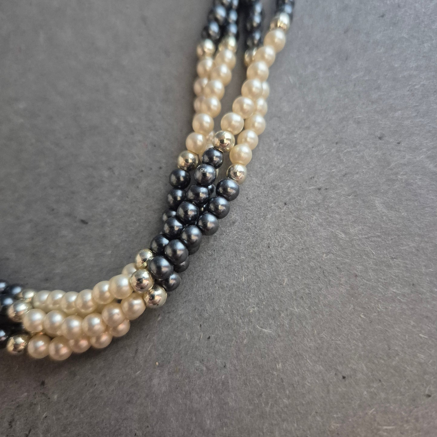 Vintage Perlenkette in Schwarz-Crème – Gedrehte Mehrstrangoptik