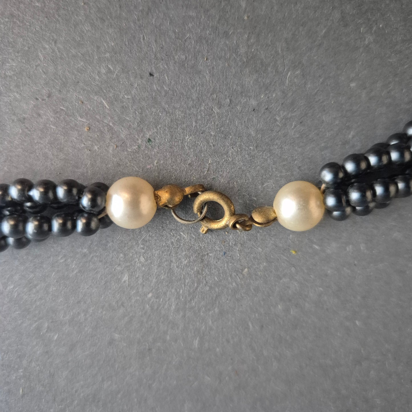 Vintage Perlenkette in Schwarz-Crème – Gedrehte Mehrstrangoptik