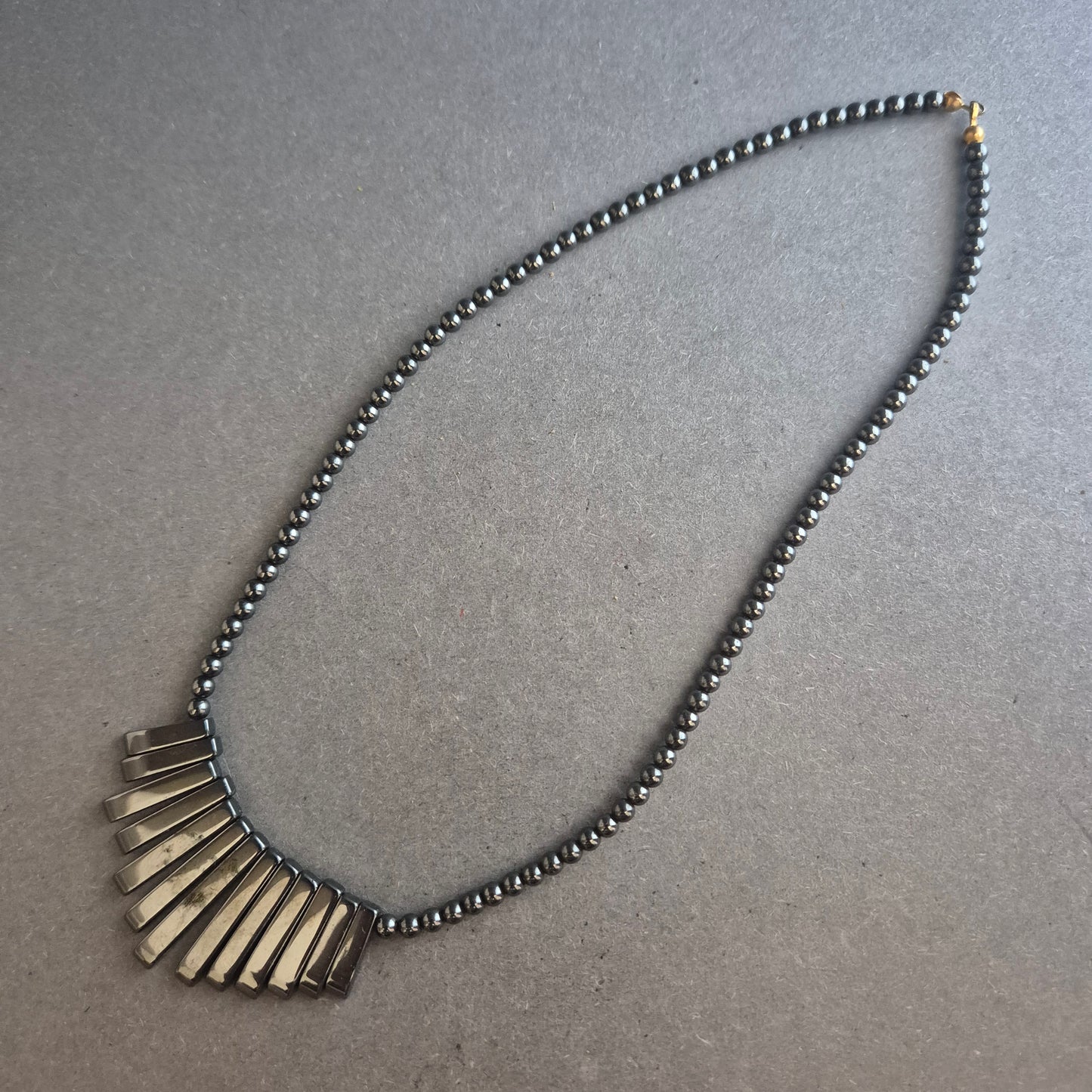 Statement-Kette mit Hämatit-Look – Geometrisches Design in Schwarz