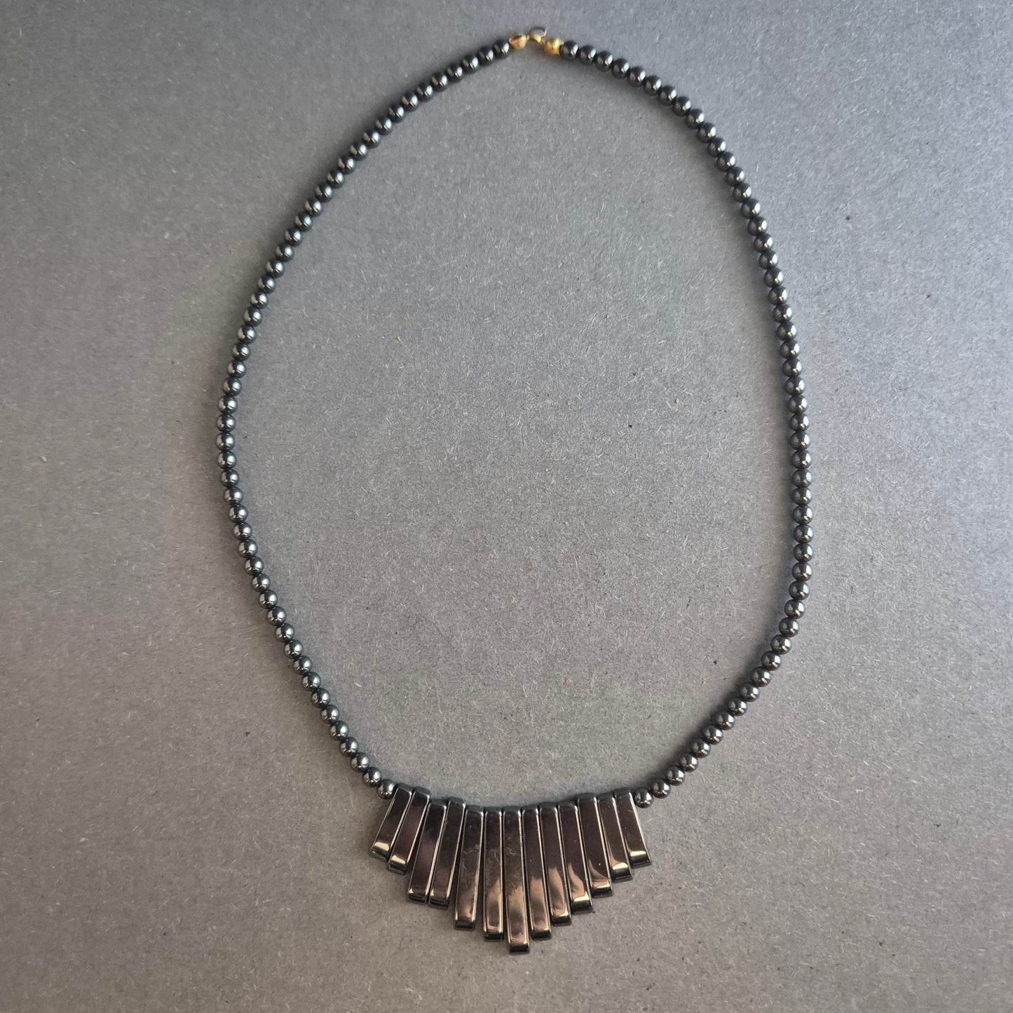 Statement-Kette mit Hämatit-Look – Geometrisches Design in Schwarz