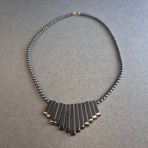 Statement-Kette mit Hämatit-Look – Geometrisches Design in Schwarz