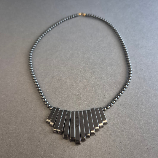 Statement-Kette mit Hämatit-Look – Geometrisches Design in Schwarz
