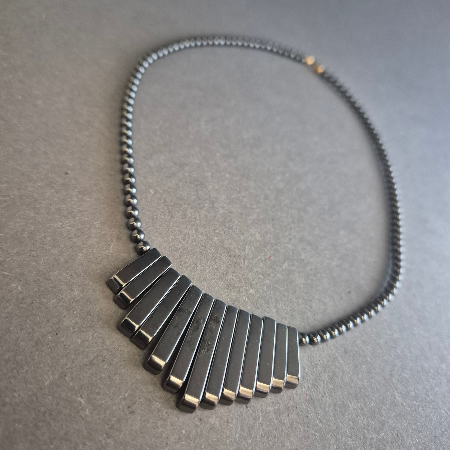 Statement-Kette mit Hämatit-Look – Geometrisches Design in Schwarz