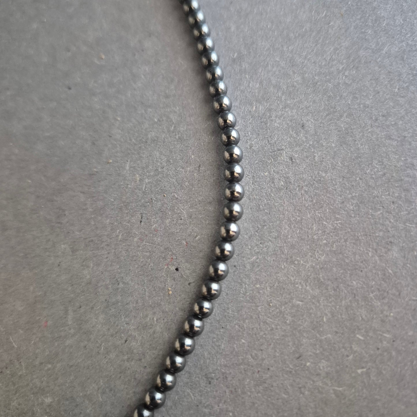 Statement-Kette mit Hämatit-Look – Geometrisches Design in Schwarz