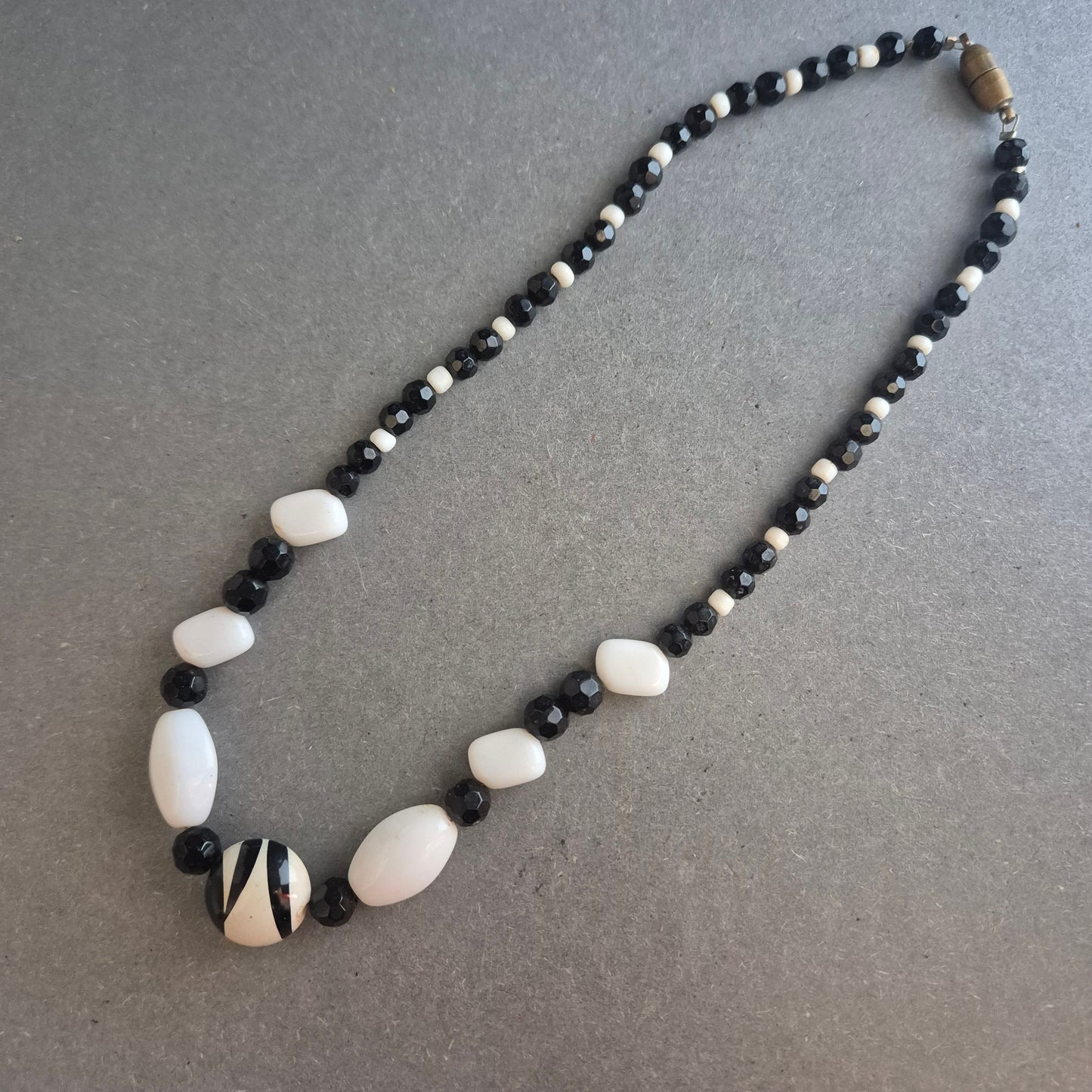 Vintage Glasperlenkette in Schwarz-Weiß – Klassisches Kontrastdesign