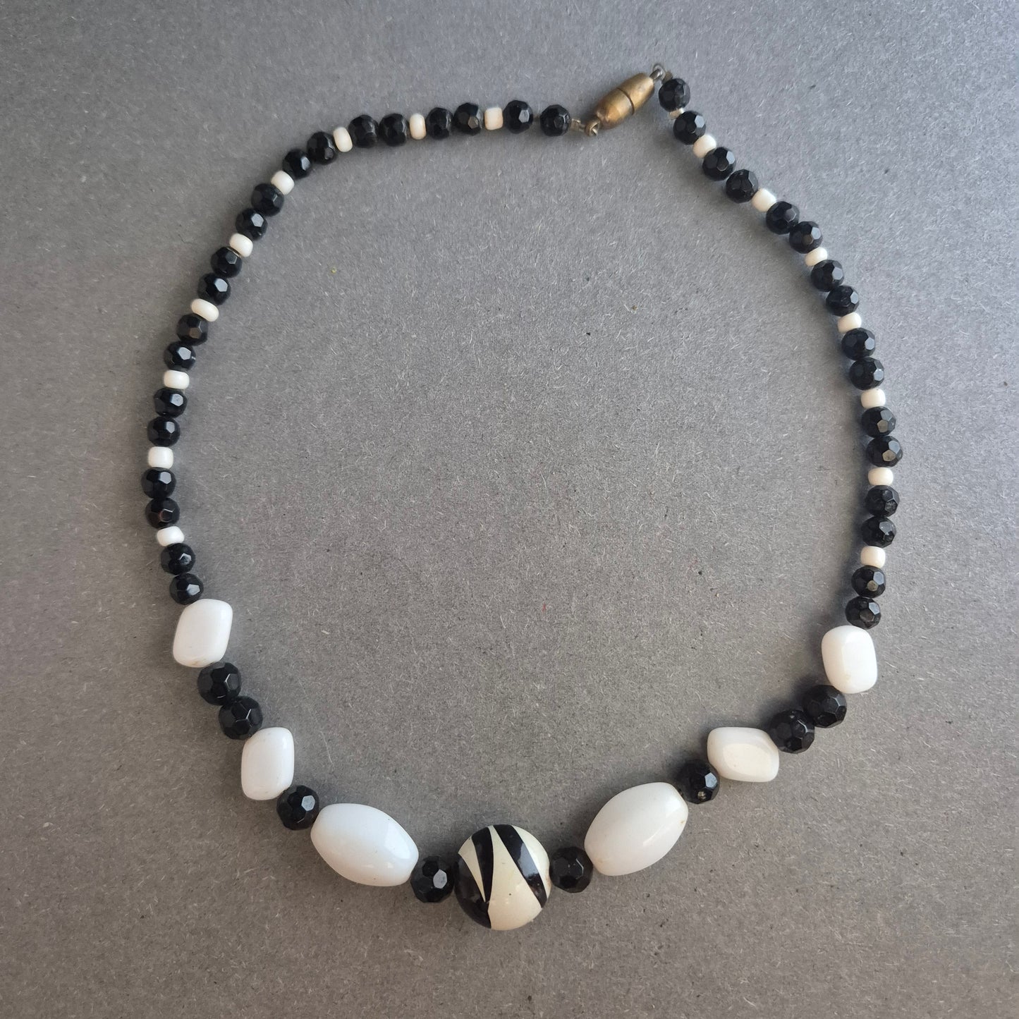 Vintage Glasperlenkette in Schwarz-Weiß – Klassisches Kontrastdesign