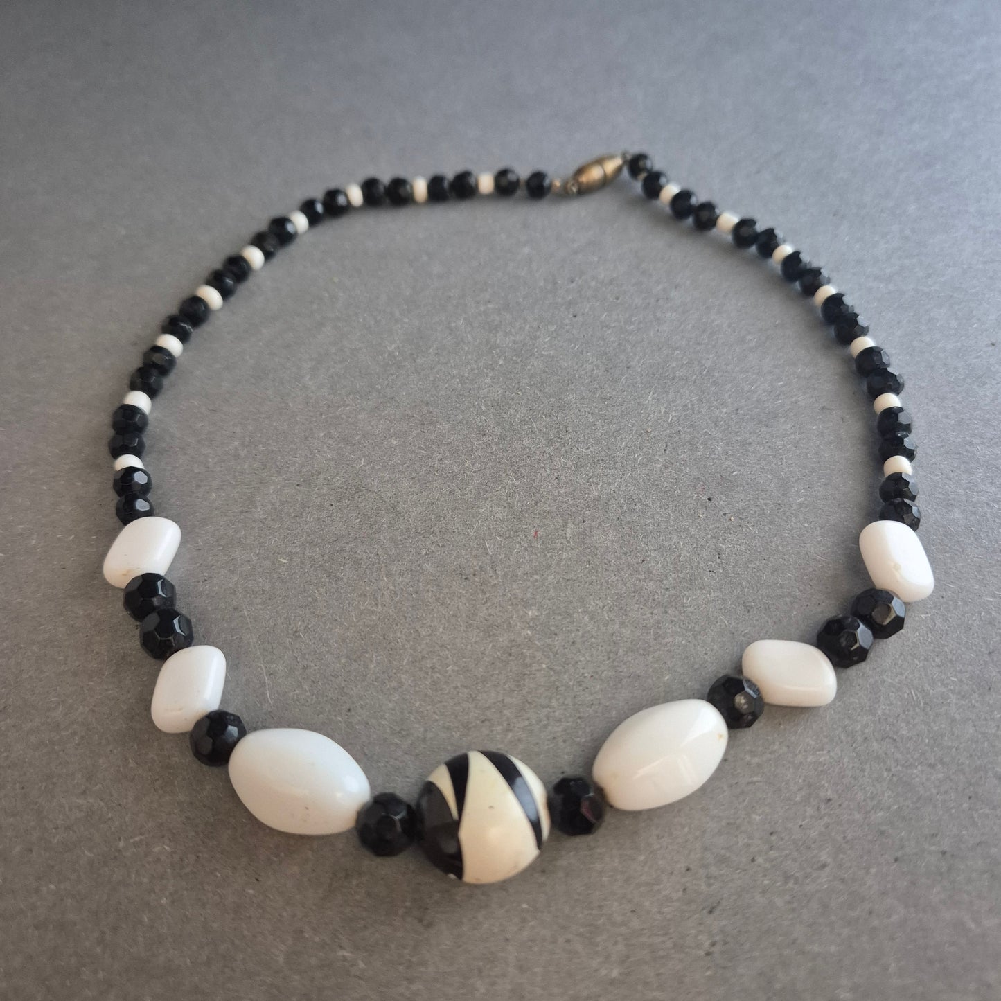 Vintage Glasperlenkette in Schwarz-Weiß – Klassisches Kontrastdesign