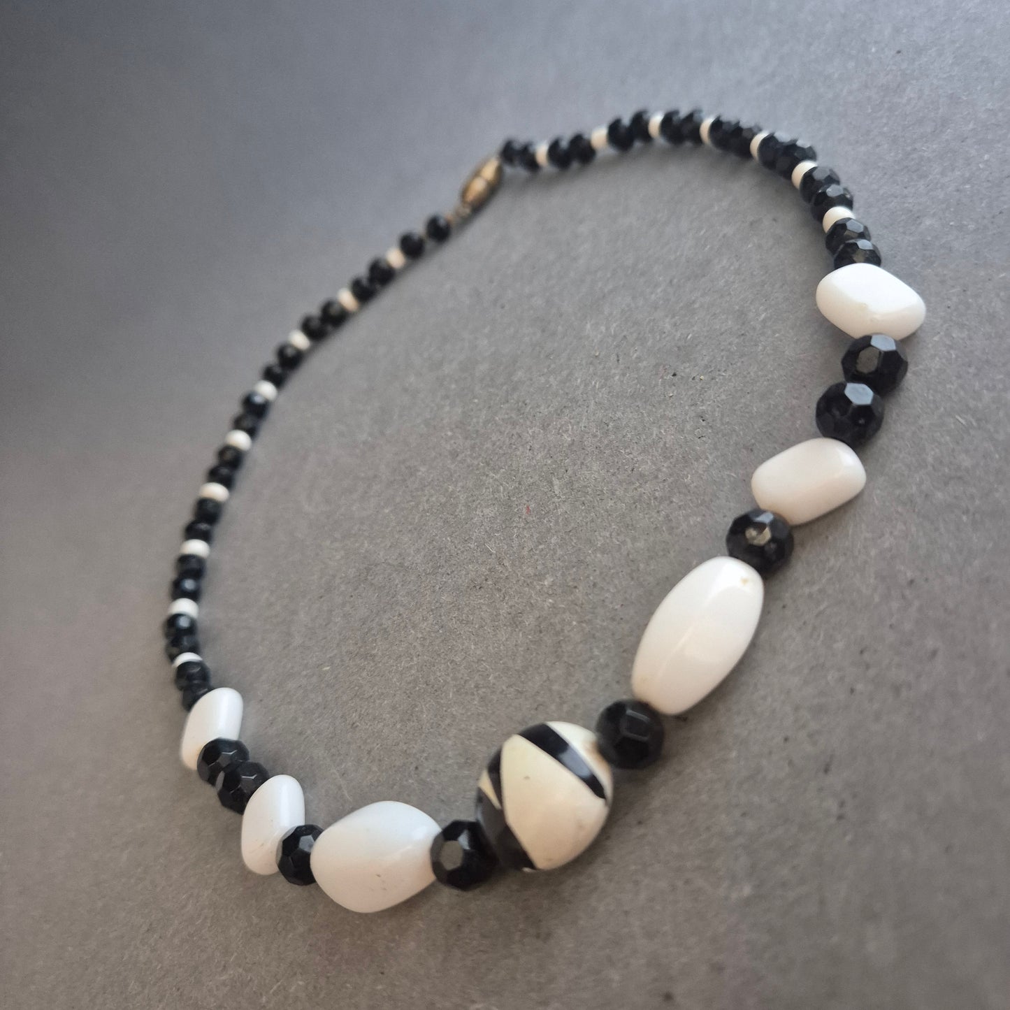Vintage Glasperlenkette in Schwarz-Weiß – Klassisches Kontrastdesign