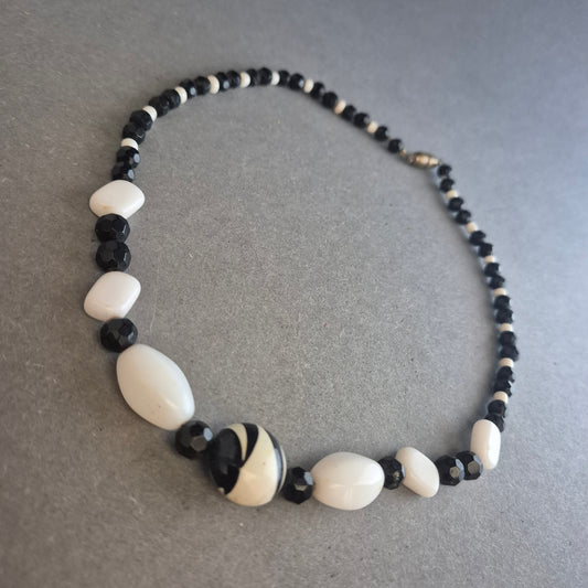 Vintage Glasperlenkette in Schwarz-Weiß – Klassisches Kontrastdesign