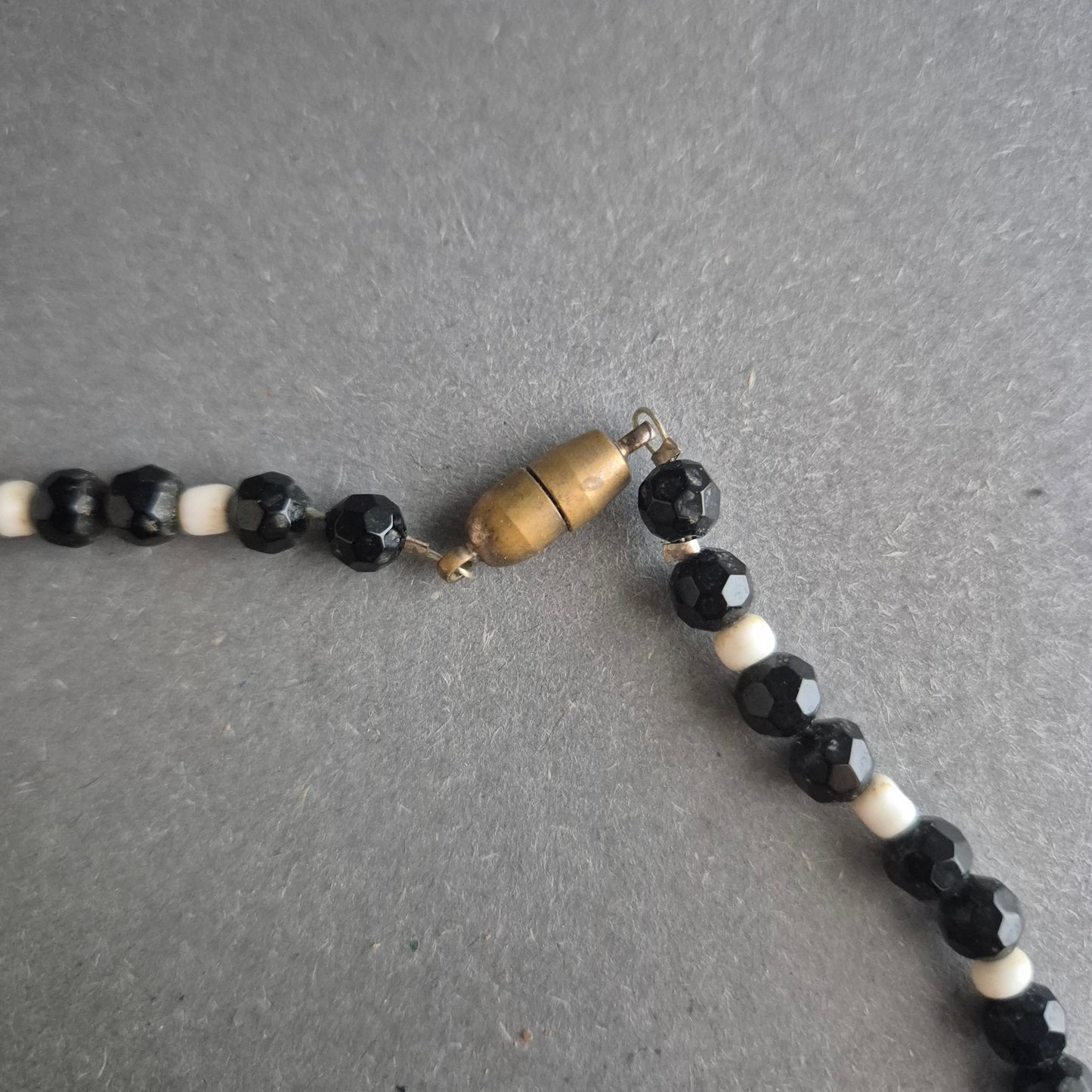 Vintage Glasperlenkette in Schwarz-Weiß – Klassisches Kontrastdesign