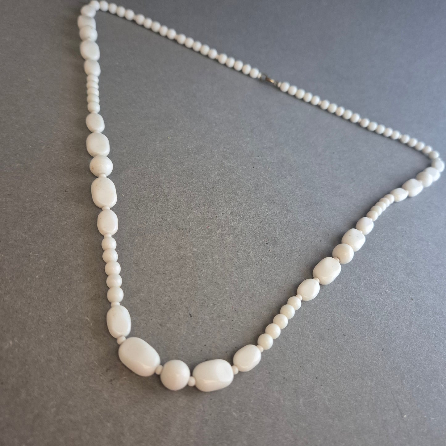 Schlichte Vintage-Perlenkette in Elfenbeinoptik – Elegant und vielseitig