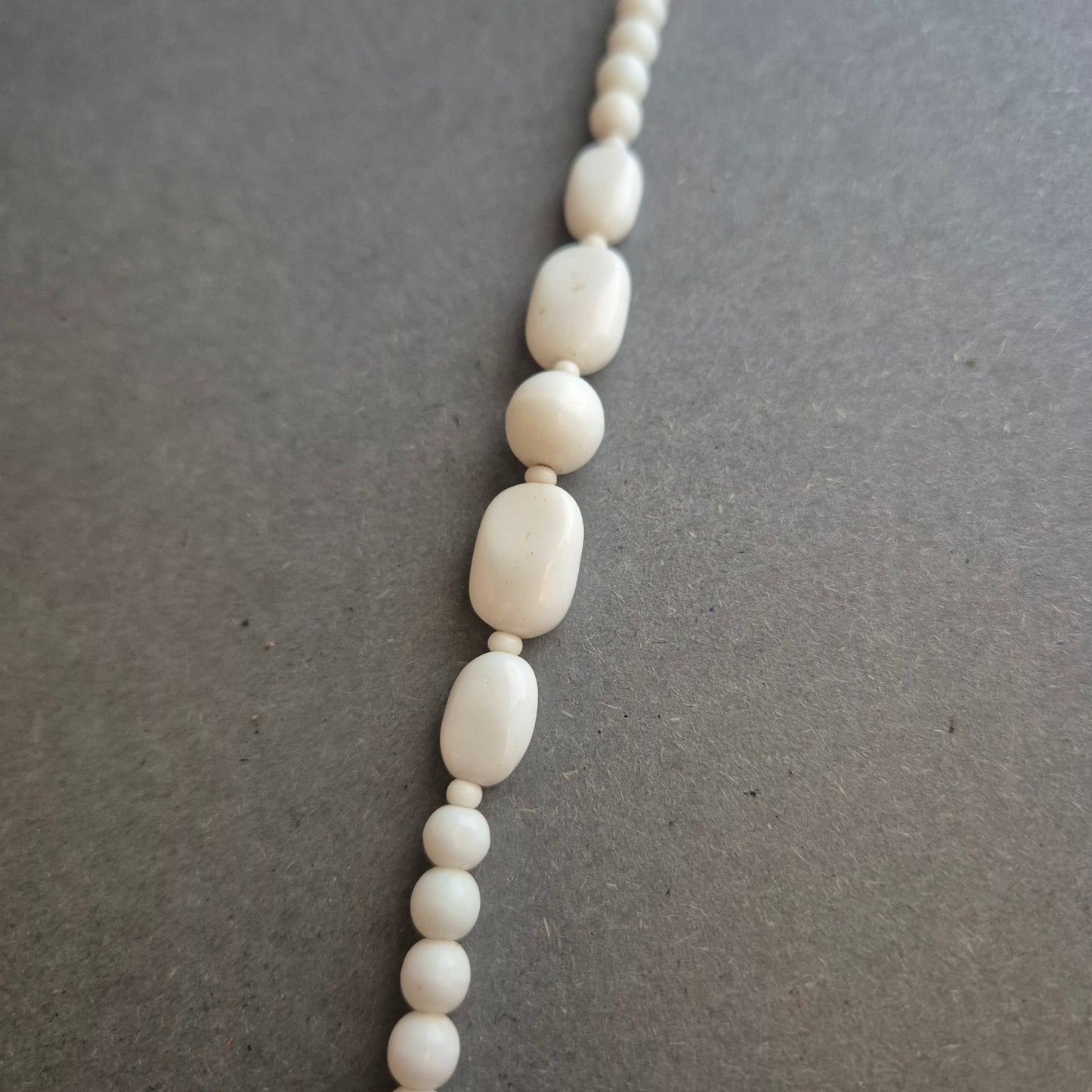 Schlichte Vintage-Perlenkette in Elfenbeinoptik – Elegant und vielseitig