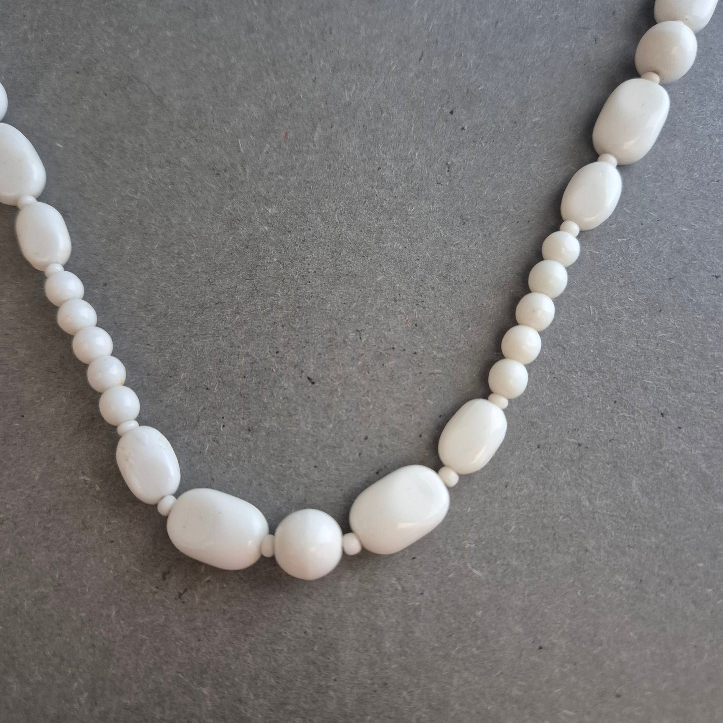 Schlichte Vintage-Perlenkette in Elfenbeinoptik – Elegant und vielseitig